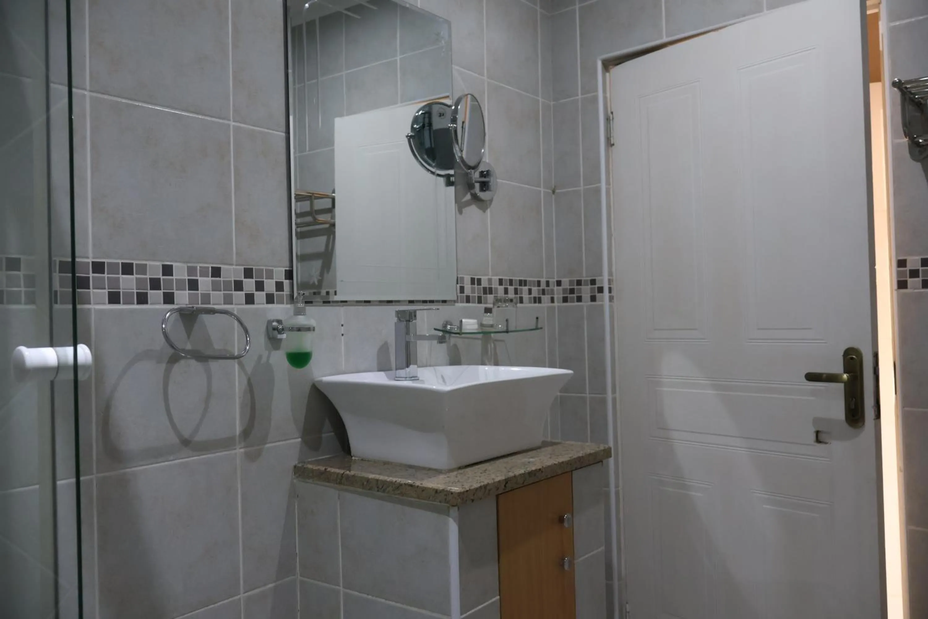 Bathroom in Airport Gardens Boutique Hotel