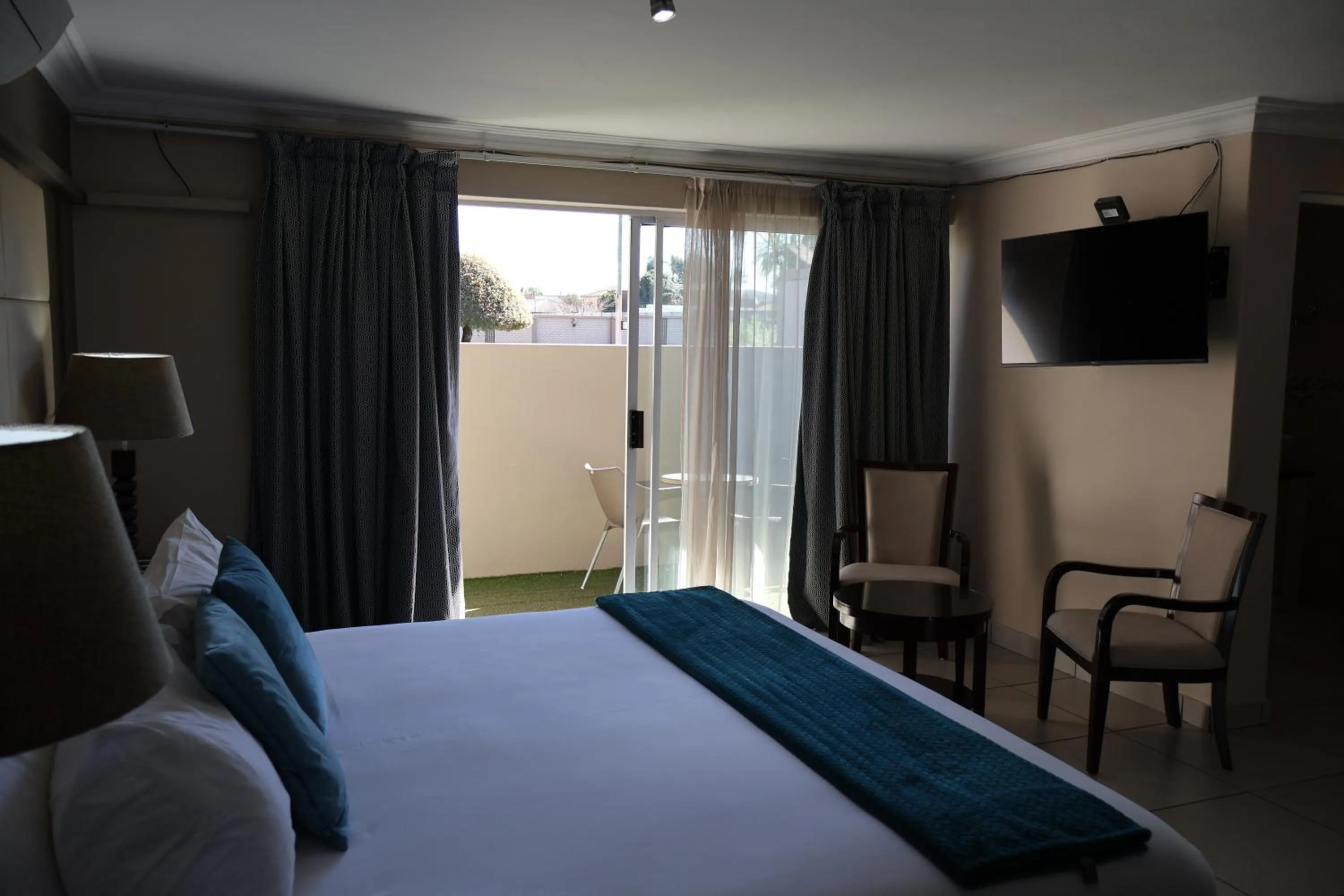 Bedroom, Bed in Airport Gardens Boutique Hotel