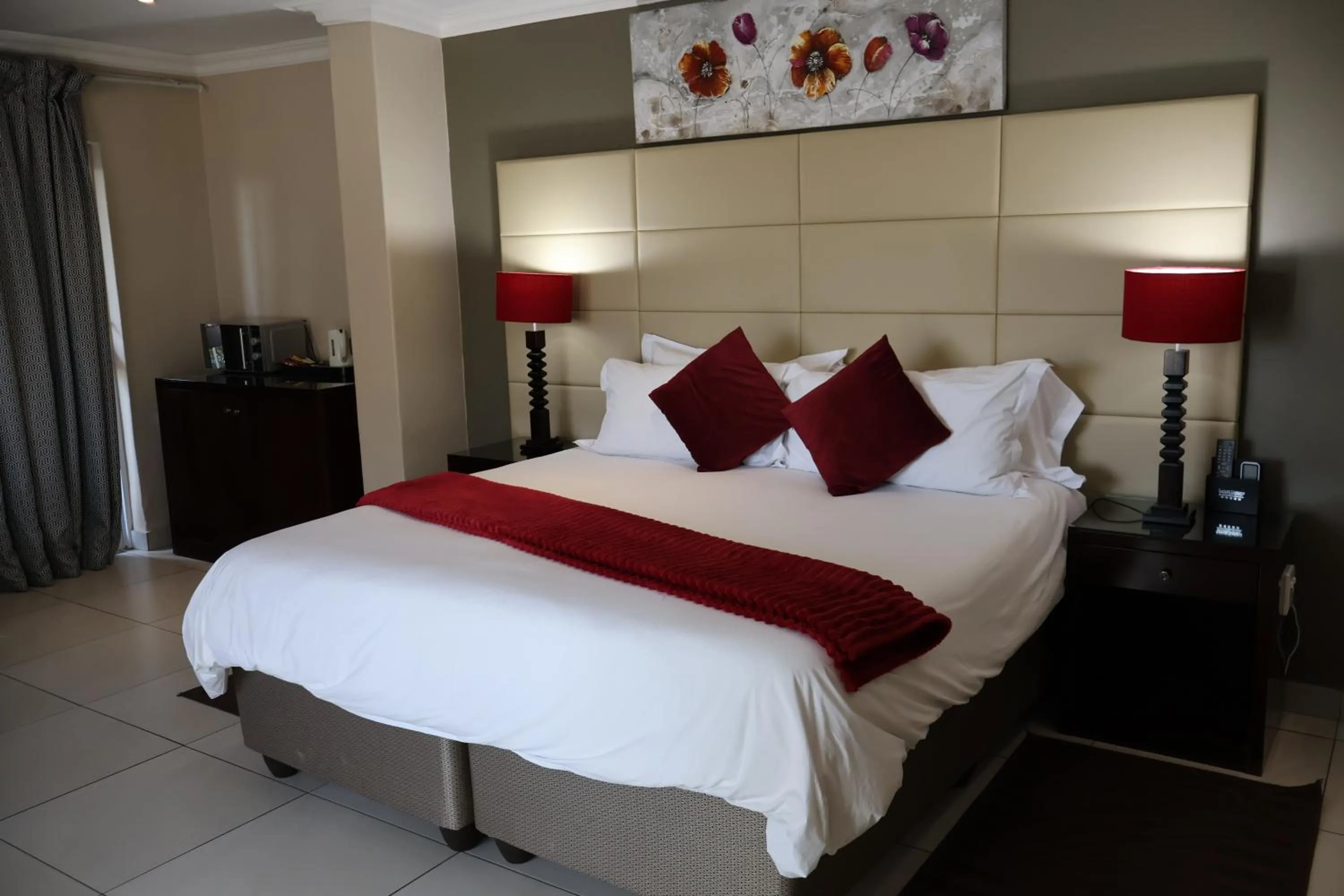 Bed in Airport Gardens Boutique Hotel