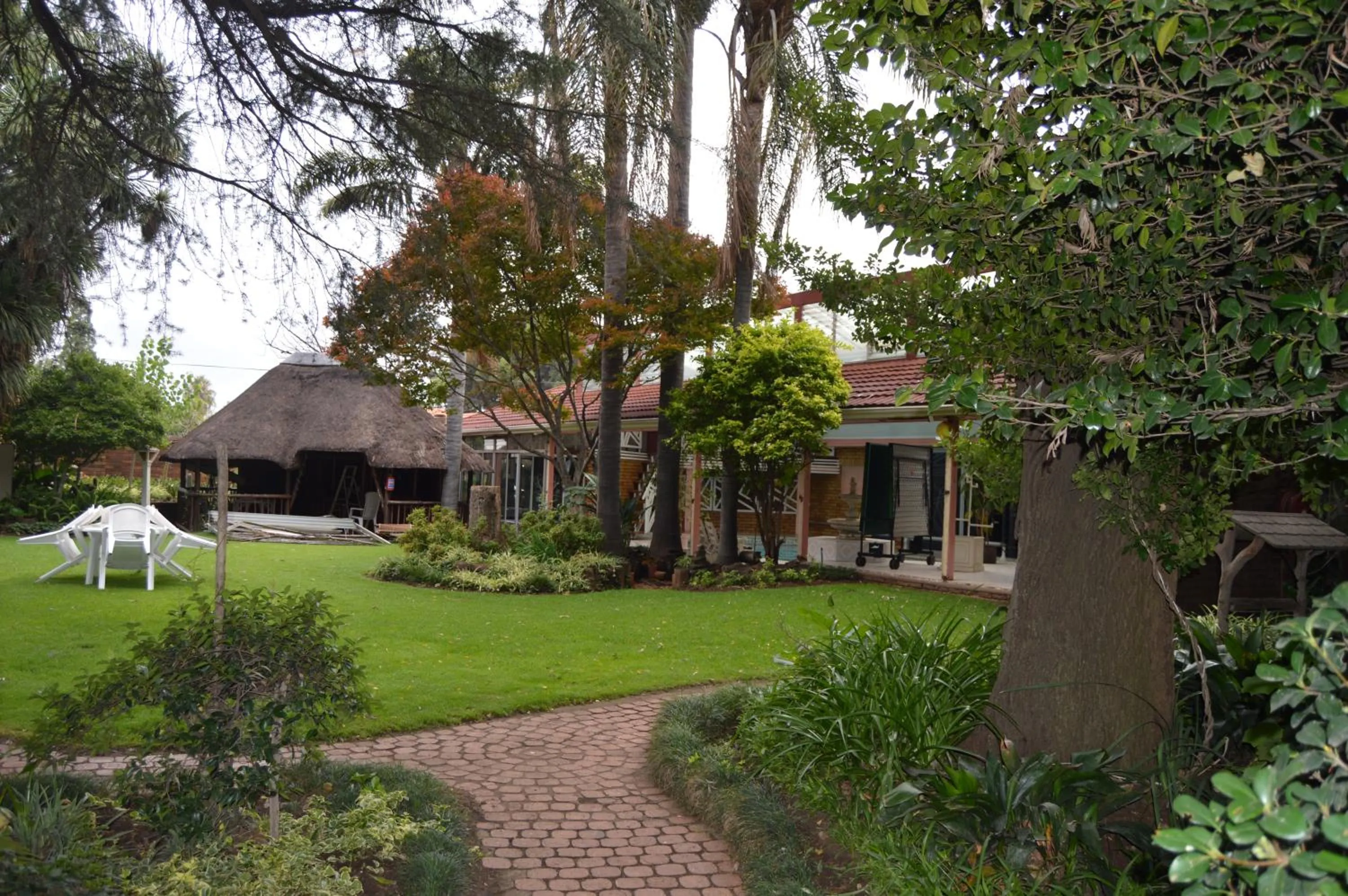 Airport Gardens Boutique Hotel