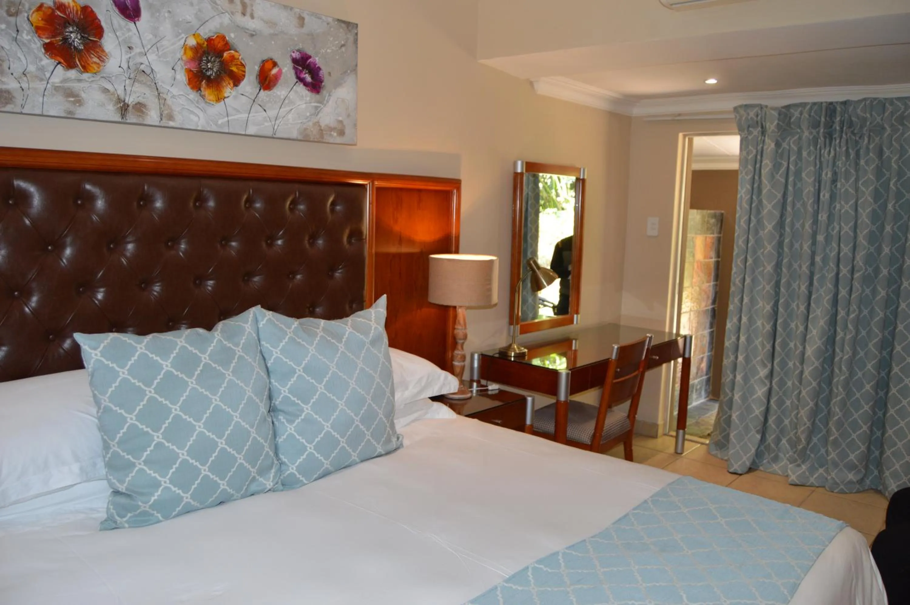 Bed in Airport Gardens Boutique Hotel