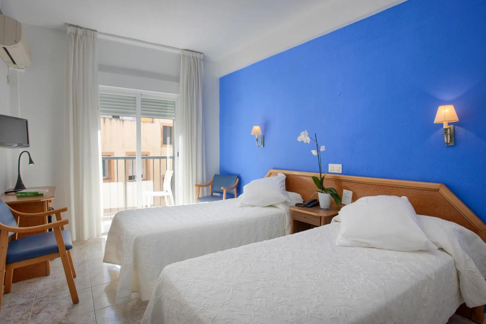 Photo of the whole room, Bed in Hotel Colón