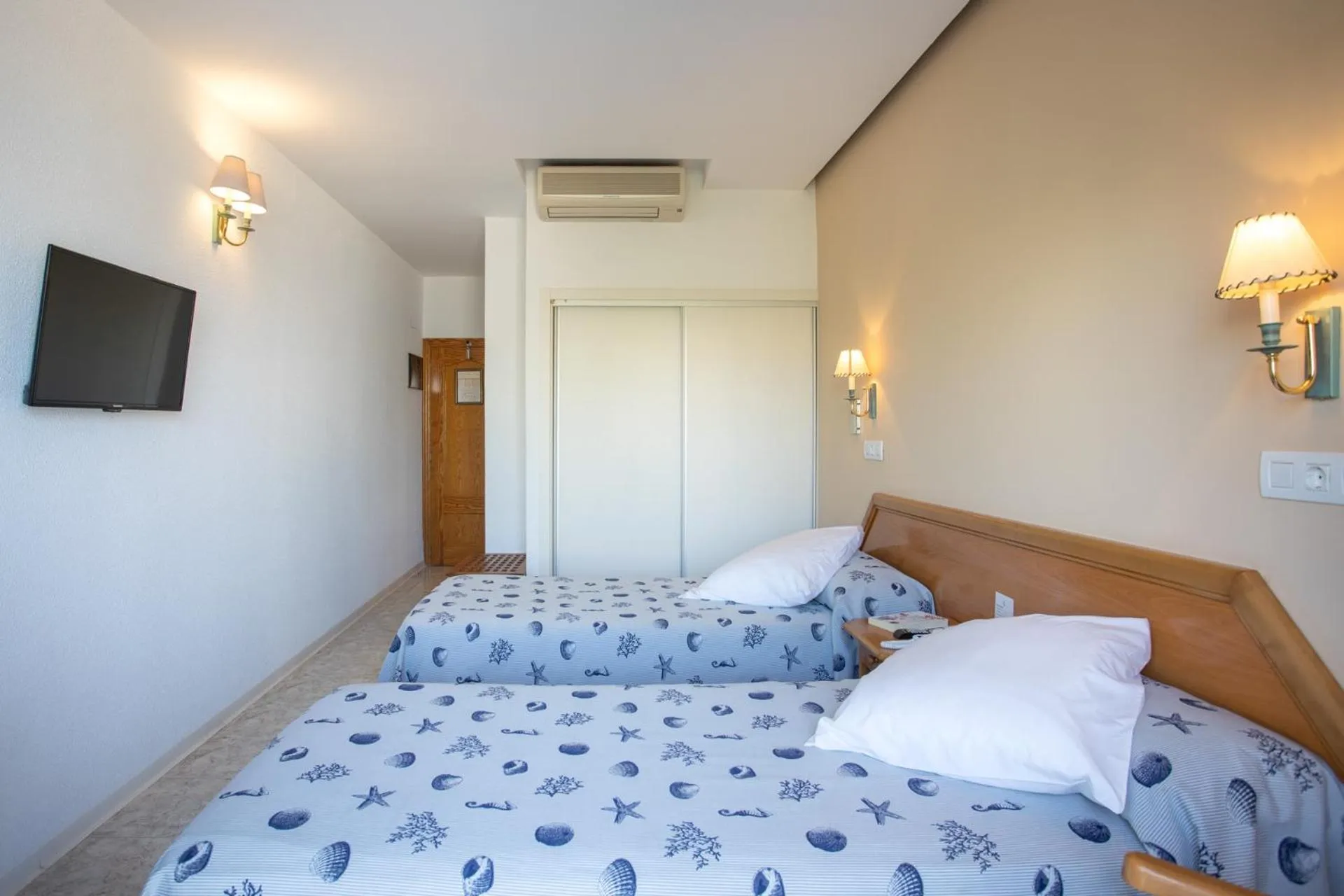 Photo of the whole room, Bed in Hotel Colón