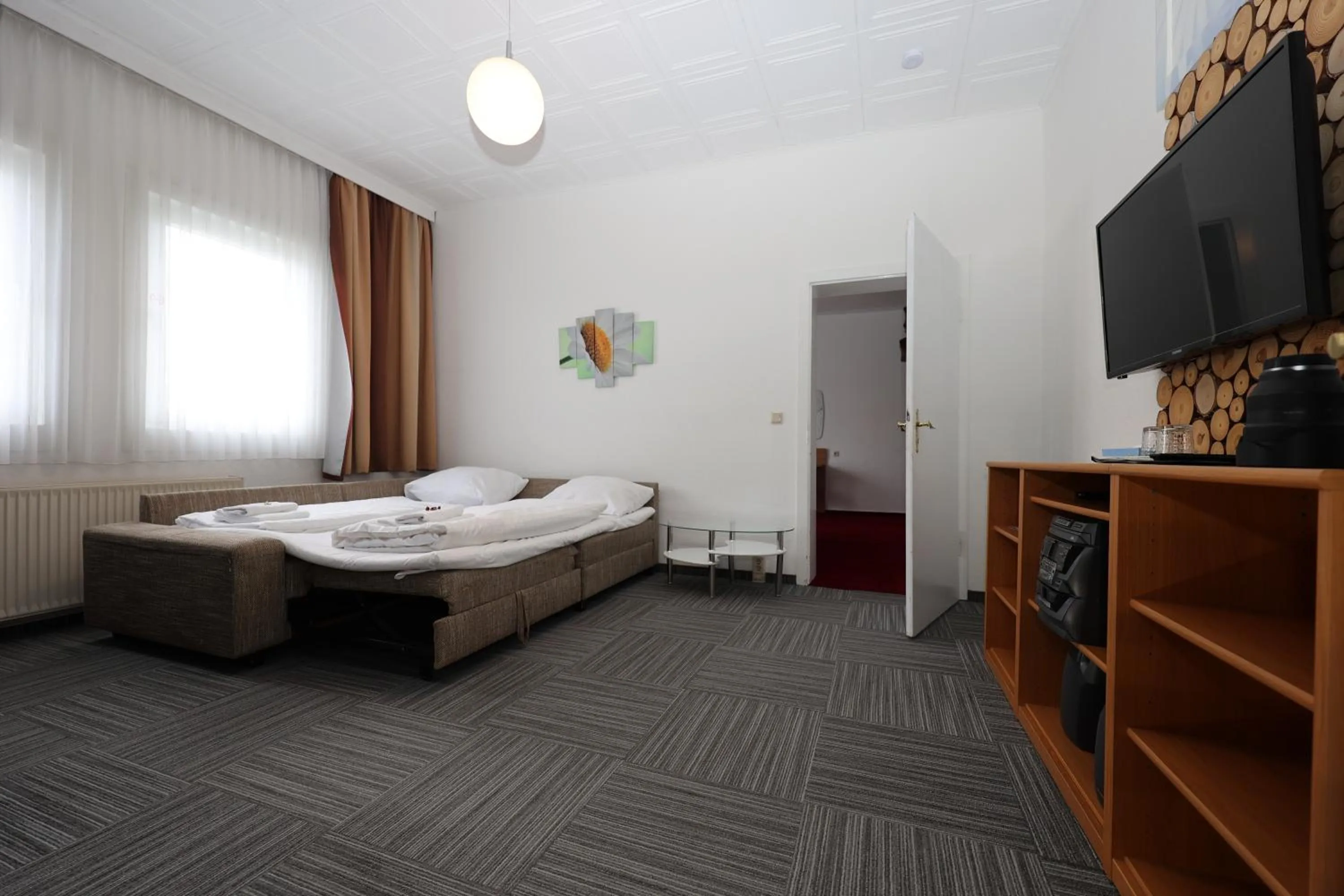 Communal lounge/ TV room, Bed in Hotel Zum Gründle