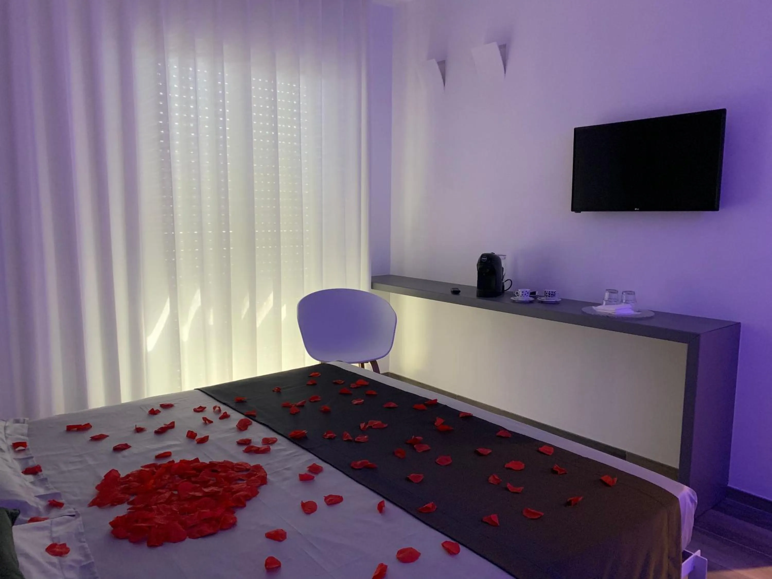 TV and multimedia, Bed in Hotel Mediterraneo