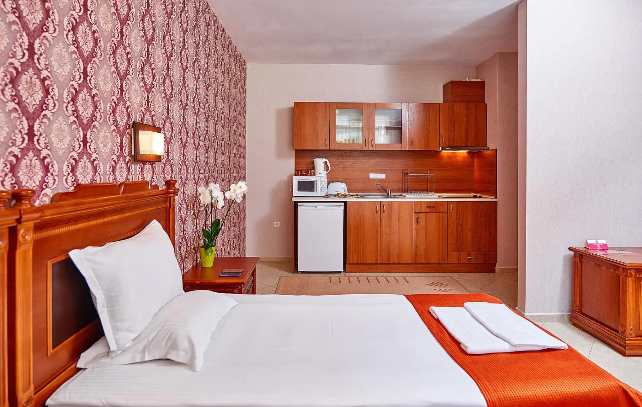 Property building, Bed in Karolina Hotel