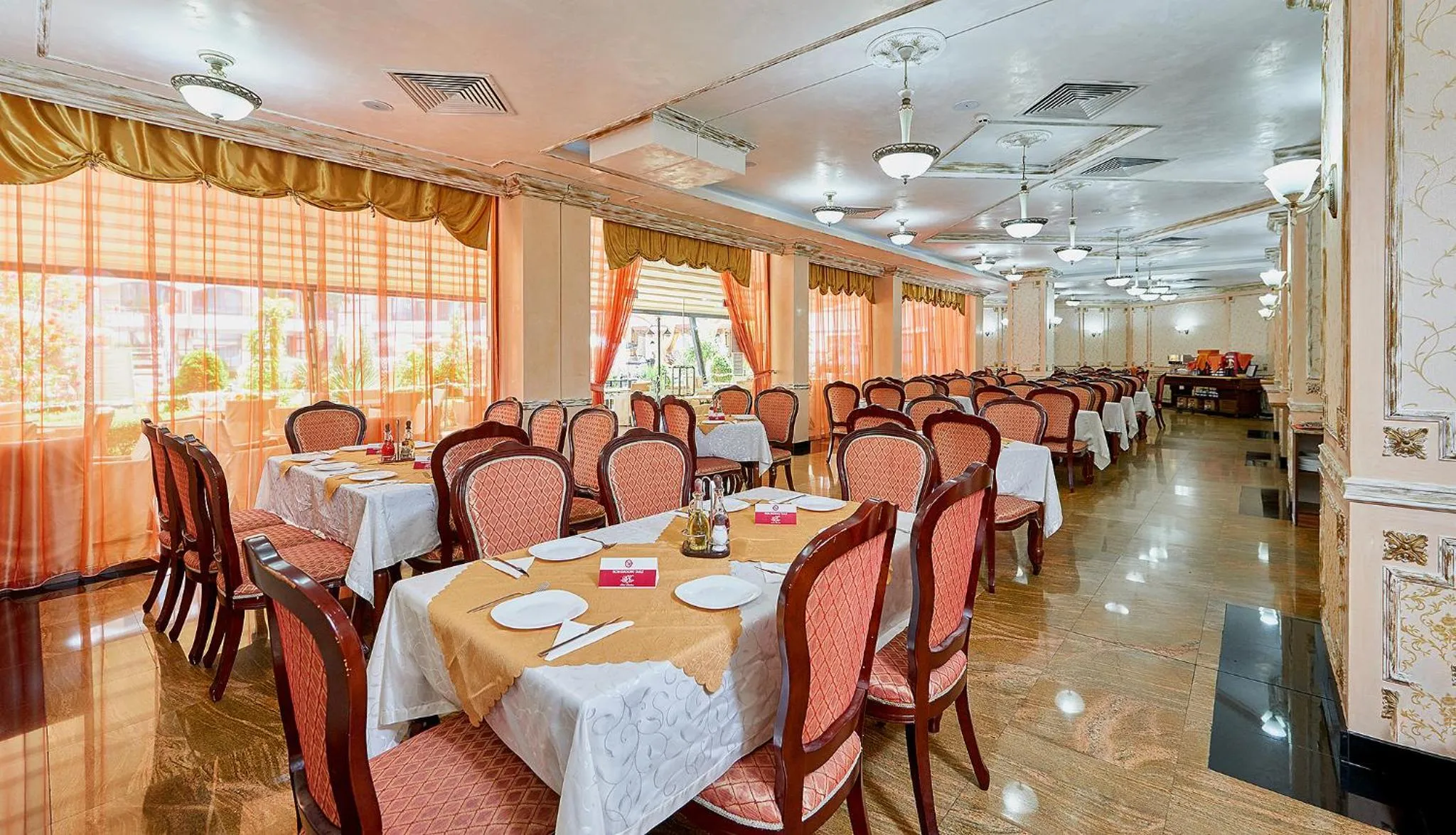 Restaurant/places to eat in Karolina Hotel