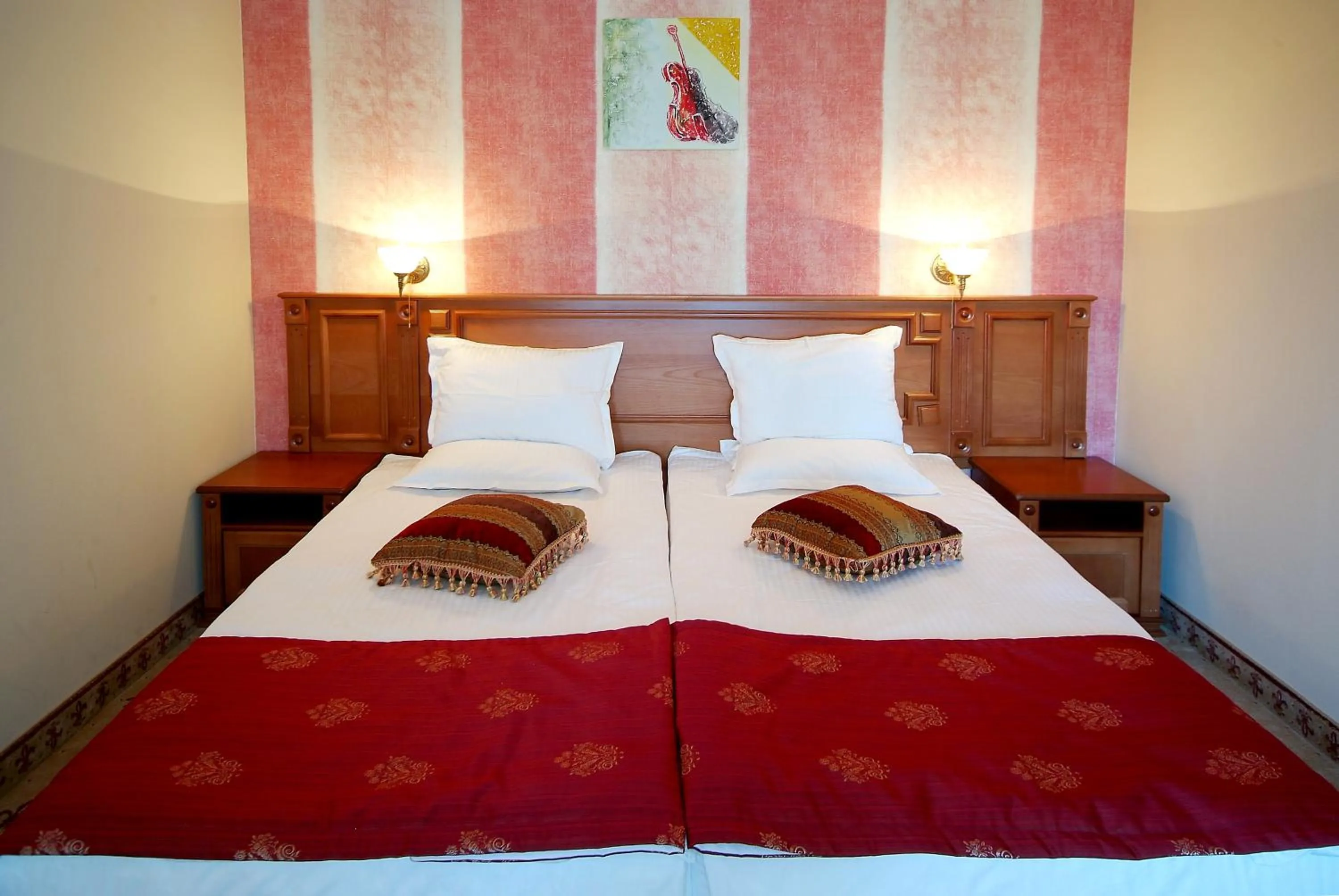 Property building, Bed in Karolina Hotel