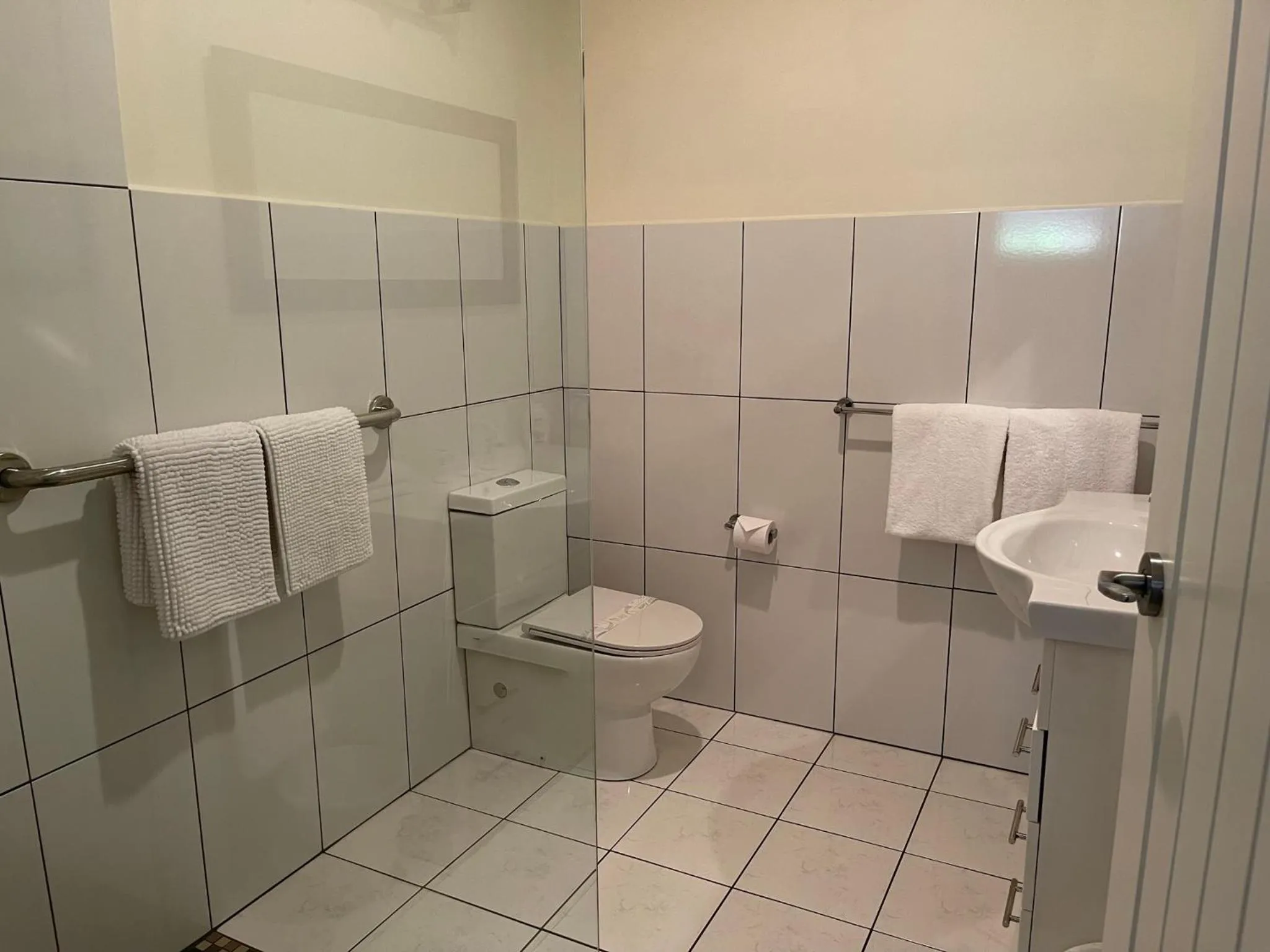 Bathroom in Austral Place 88 via Merri River