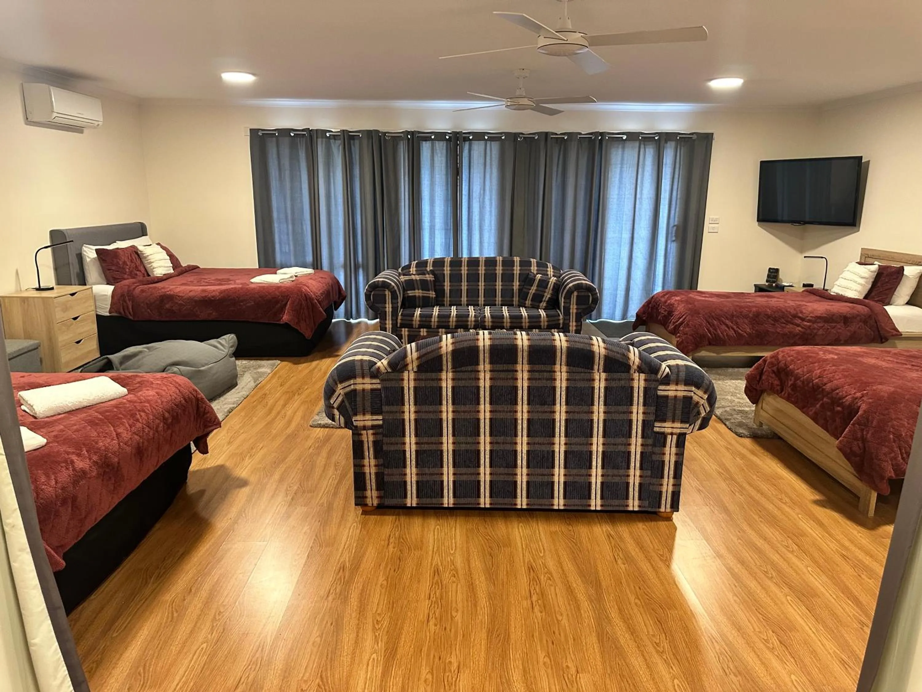 Bedroom, Bed in Austral Place 88 via Merri River