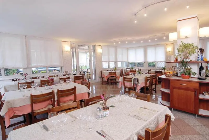 Restaurant/places to eat in Hotel Lido