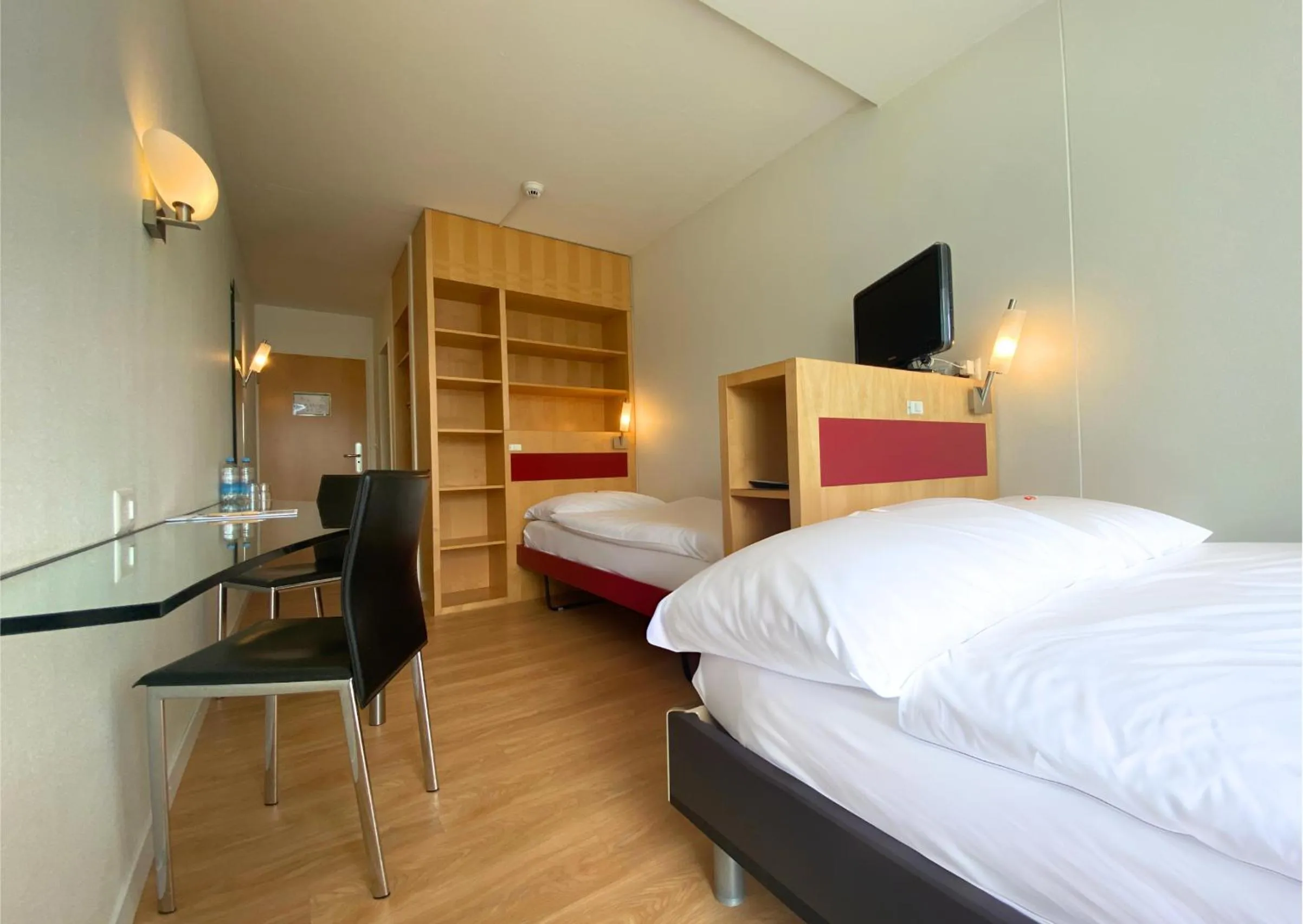 Balcony/Terrace, Bed in Hotel Seaside