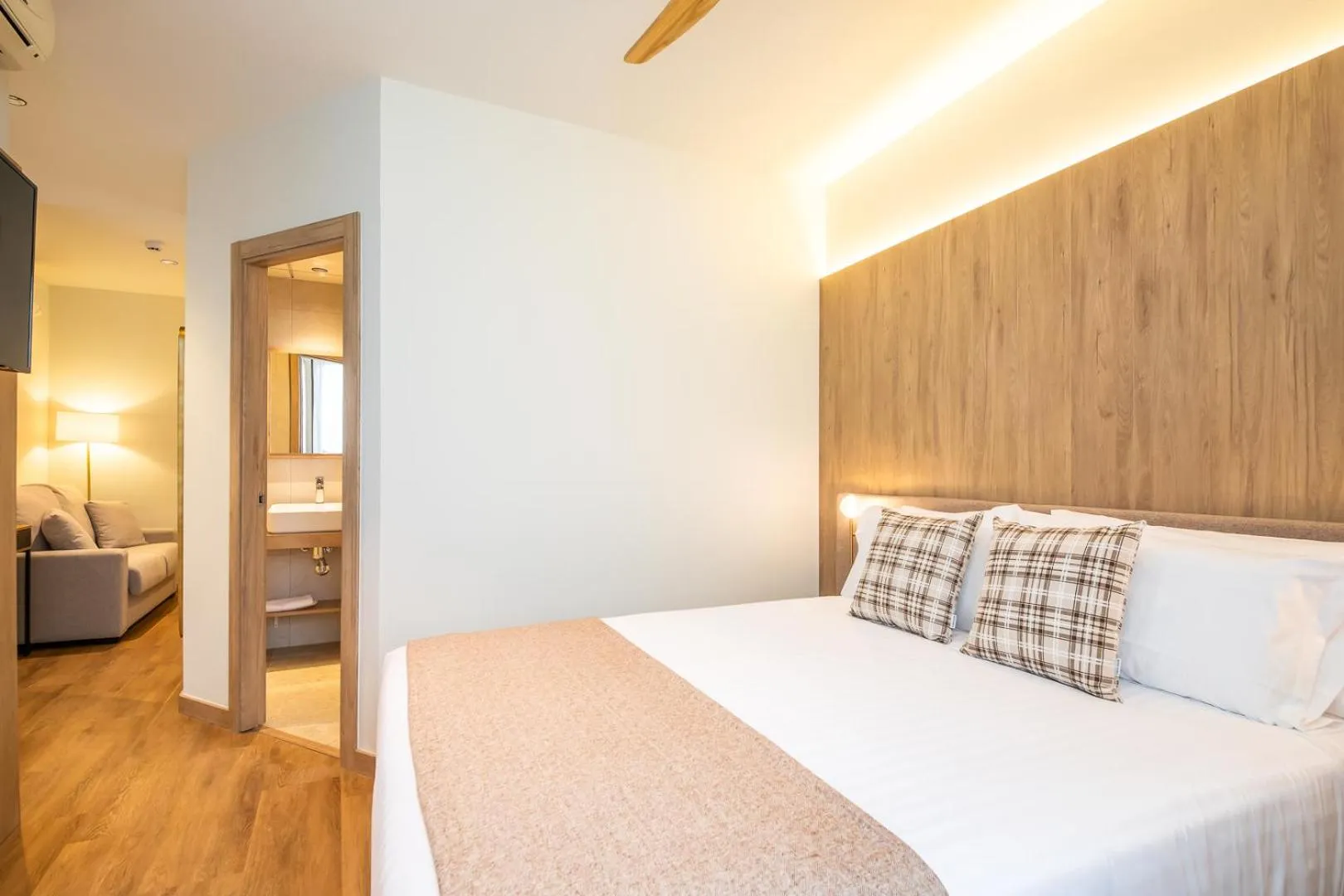 Photo of the whole room, Bed in Nommadas Jero - Only Adults