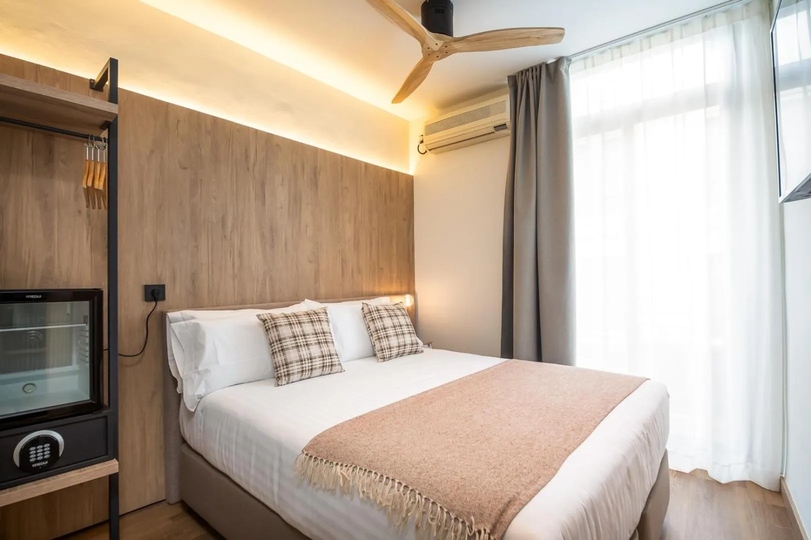 fireplace, Bed in Nommadas Jero - Only Adults