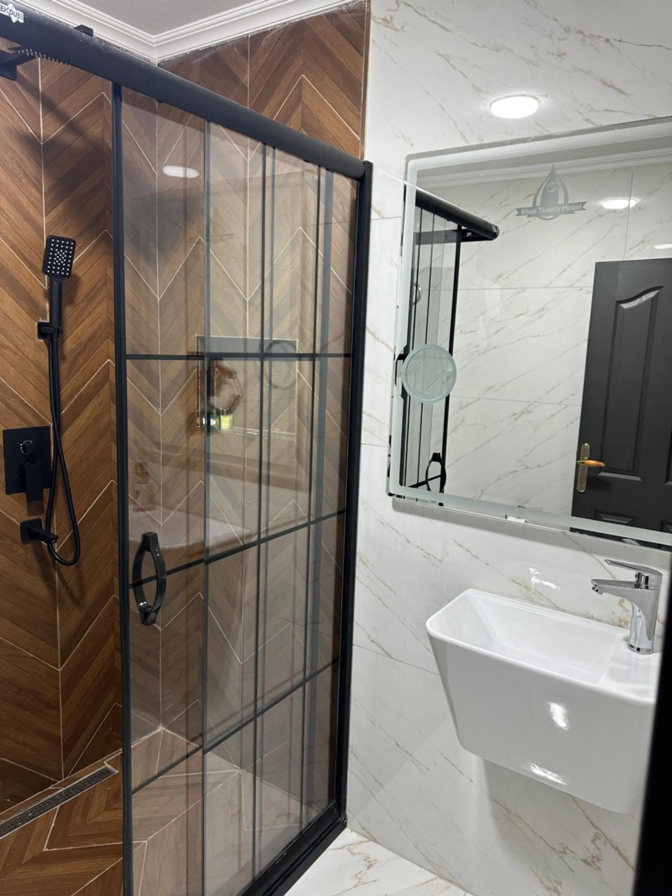 Shower in Blue Tuana Hotel Old City