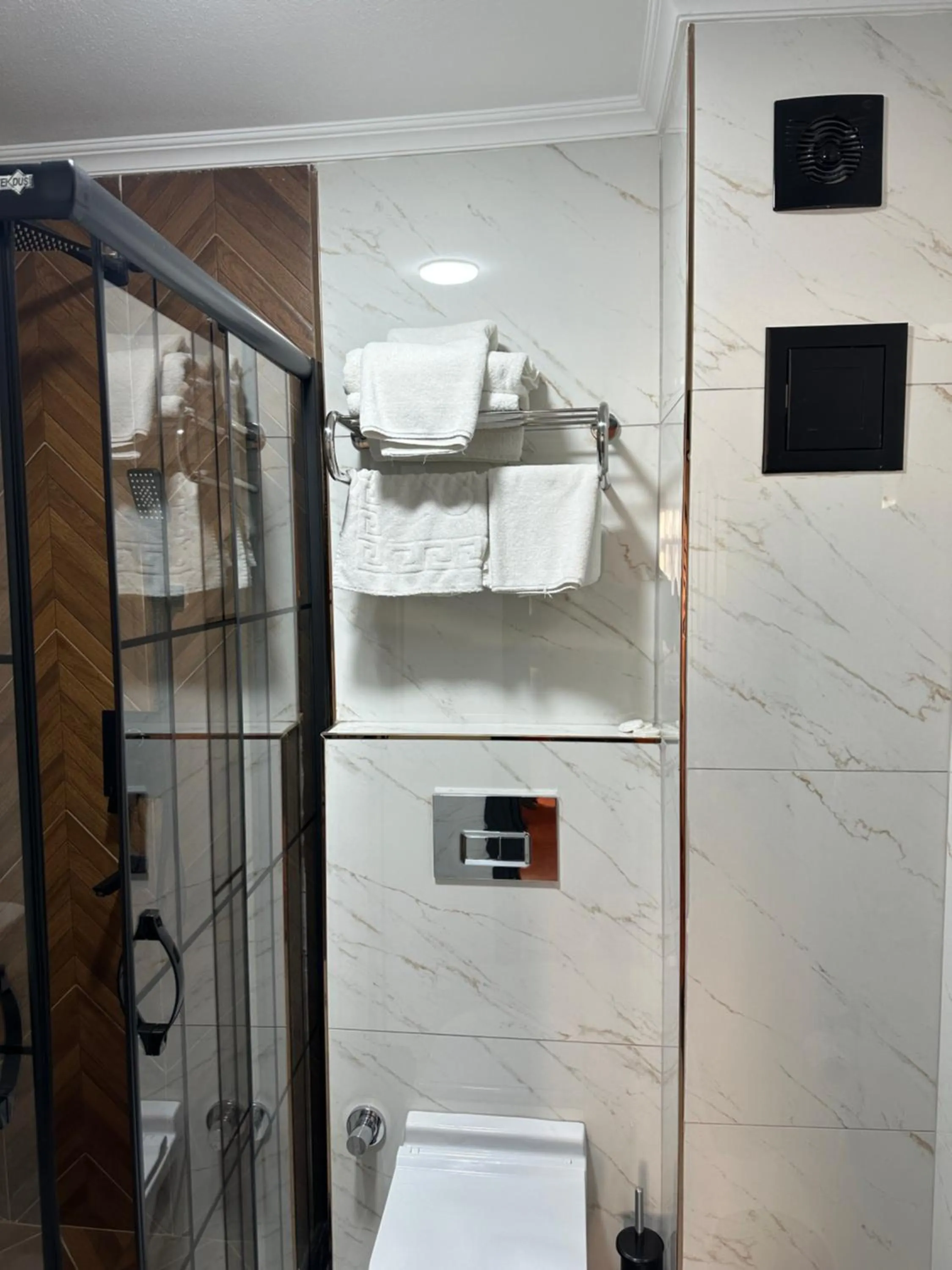 Shower in Blue Tuana Hotel Old City