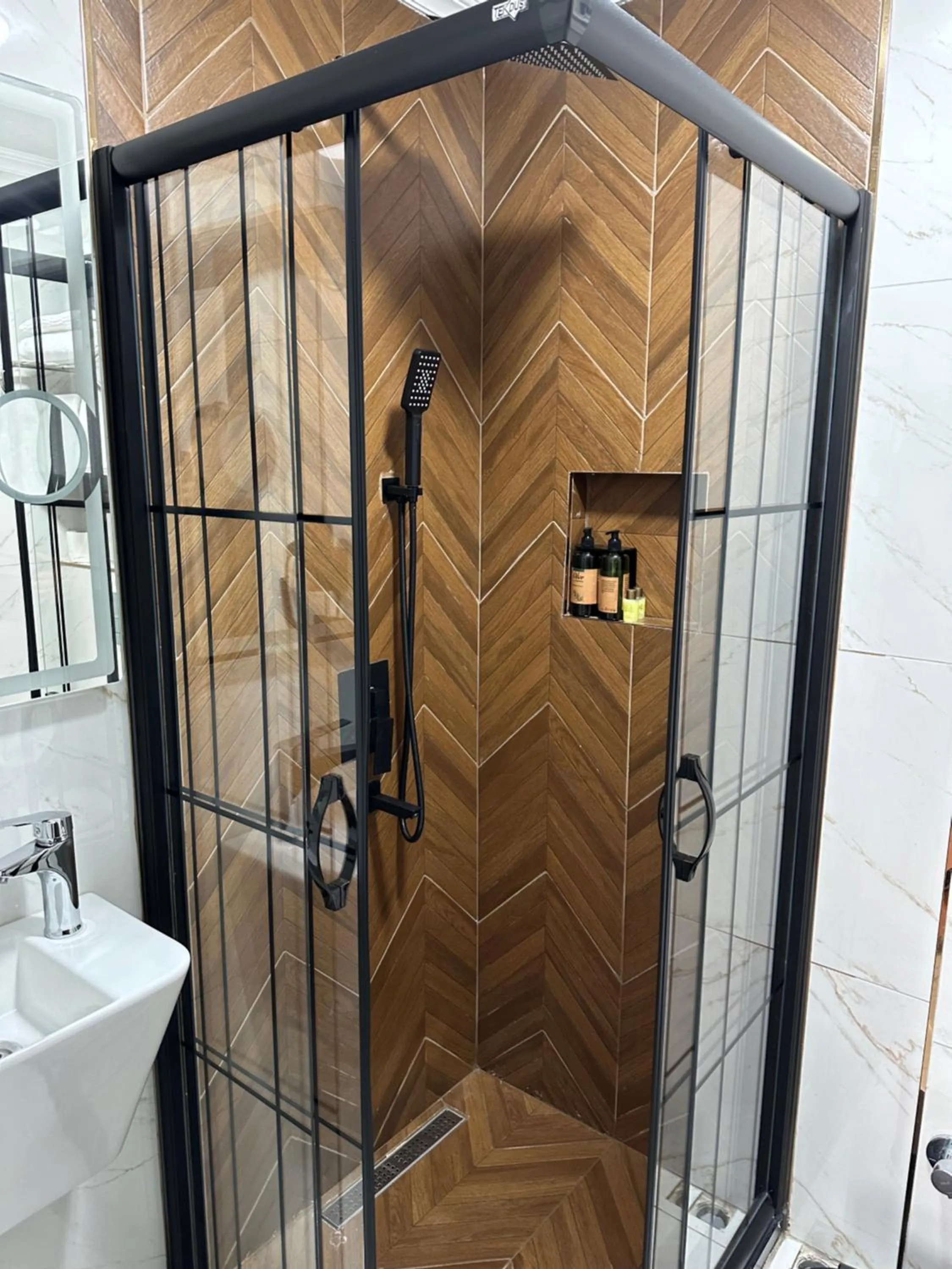 Shower in Blue Tuana Hotel Old City