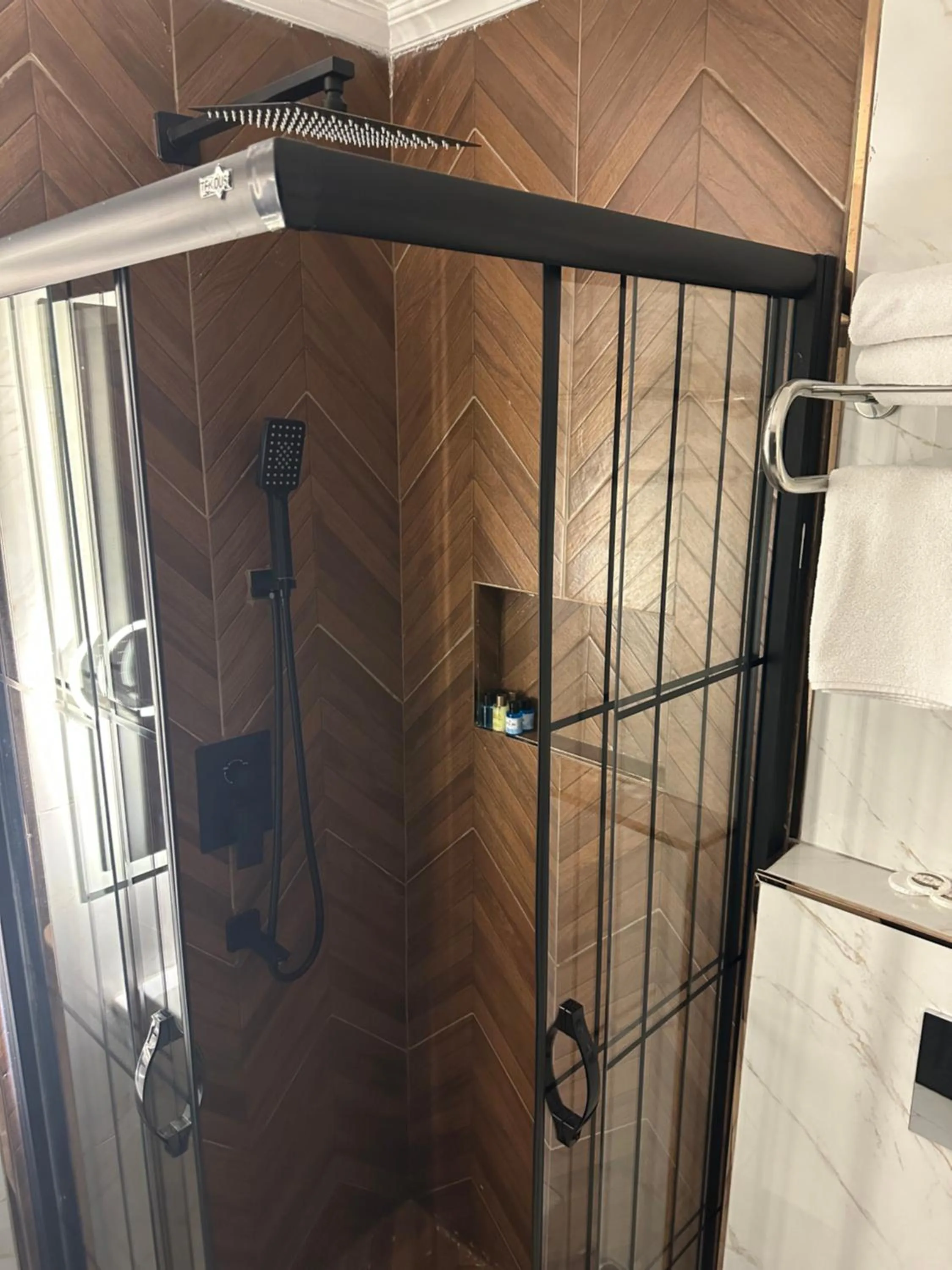 Shower in Blue Tuana Hotel Old City