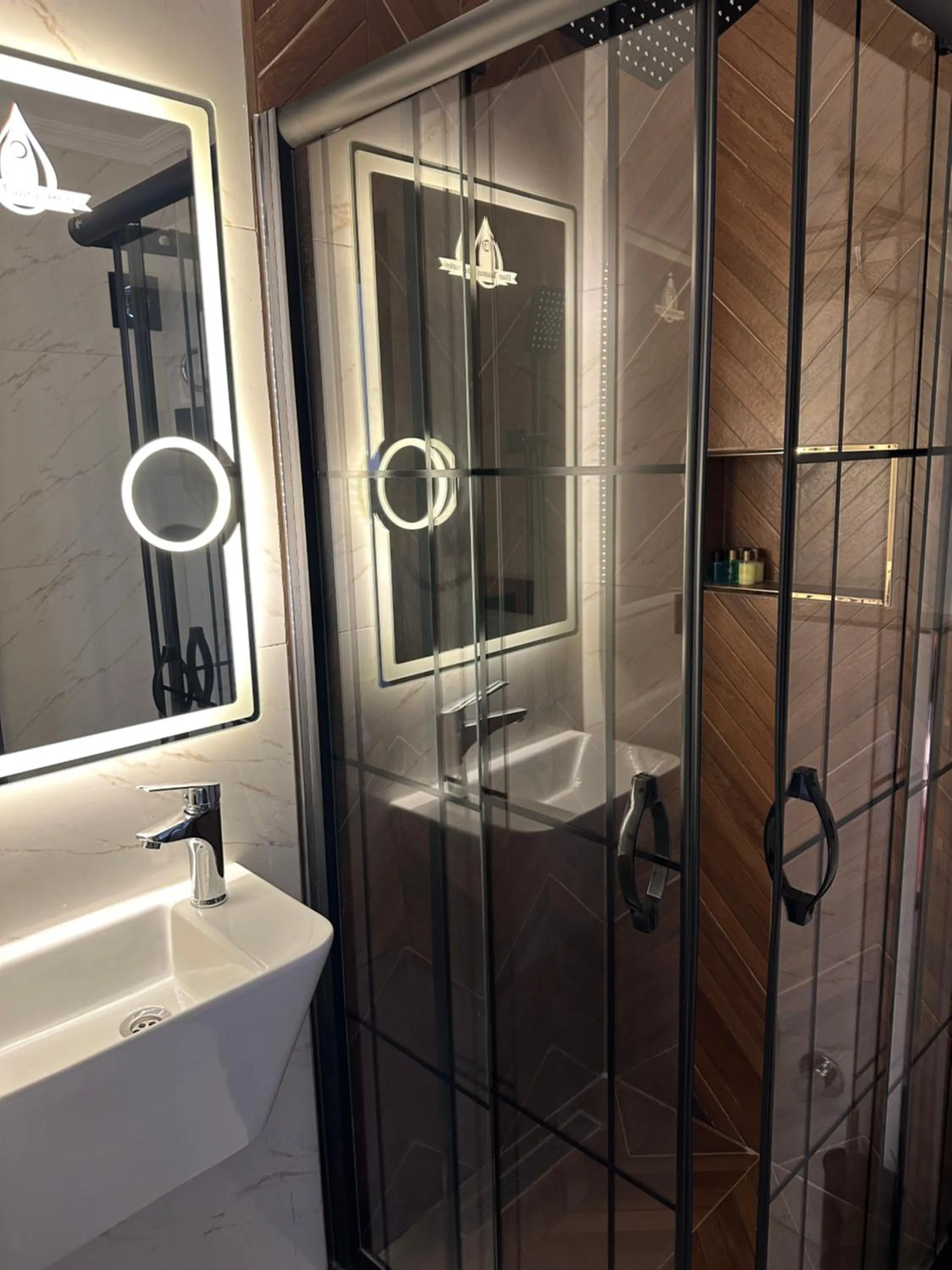 Shower in Blue Tuana Hotel Old City