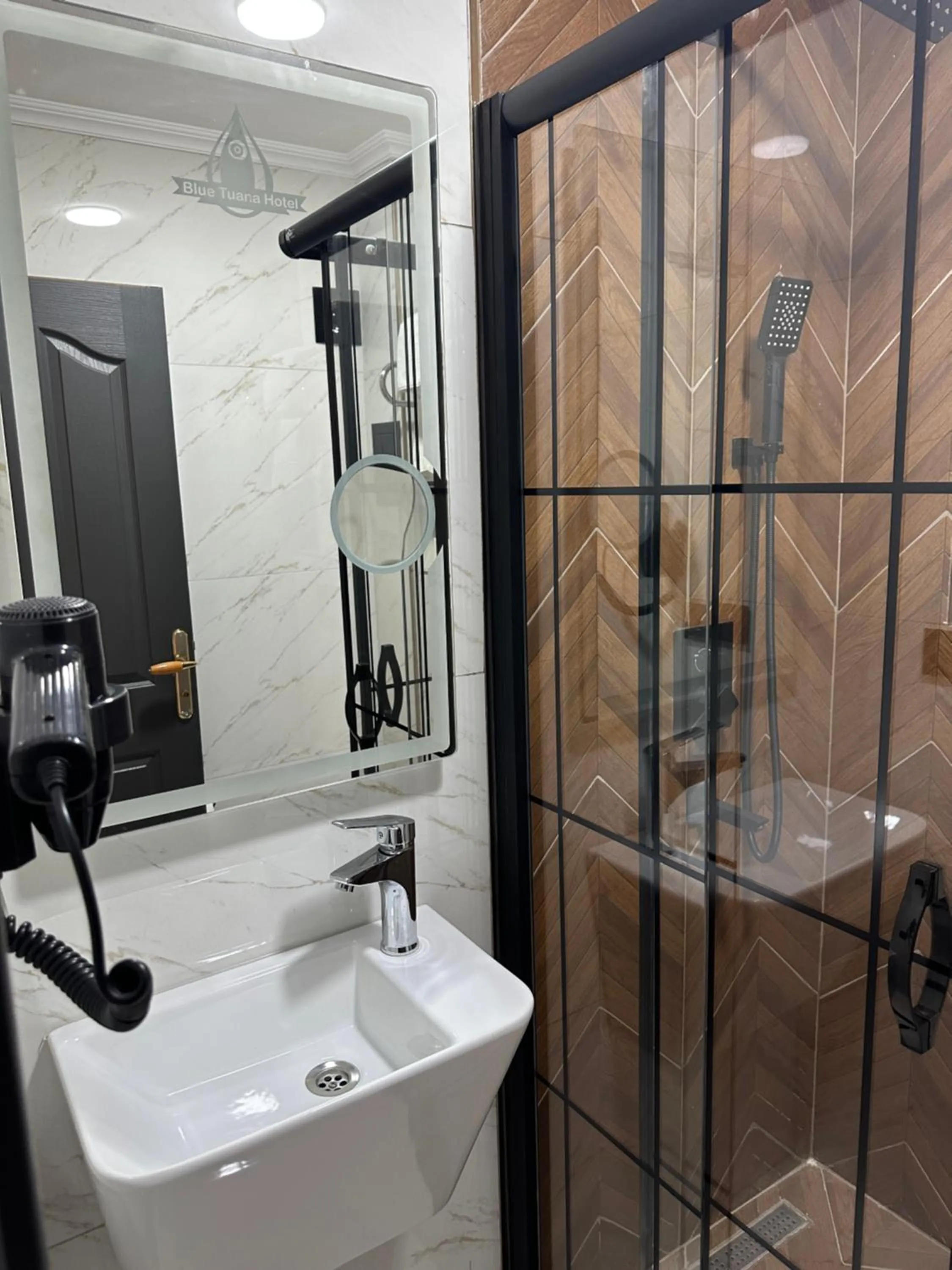 Shower in Blue Tuana Hotel Old City