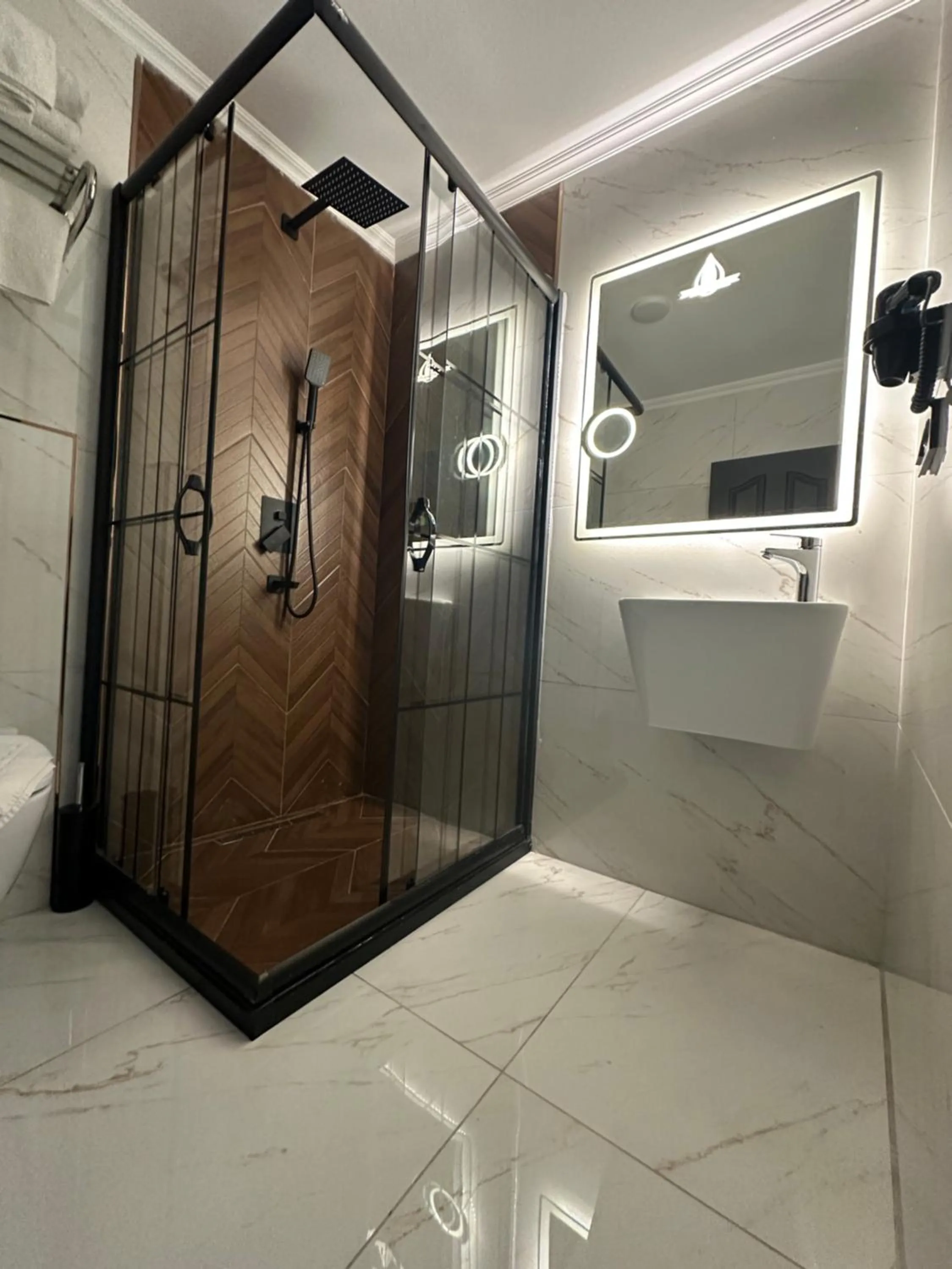 Shower in Blue Tuana Hotel Old City