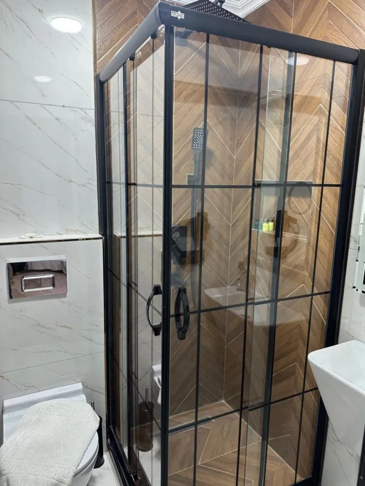 Shower in Blue Tuana Hotel Old City