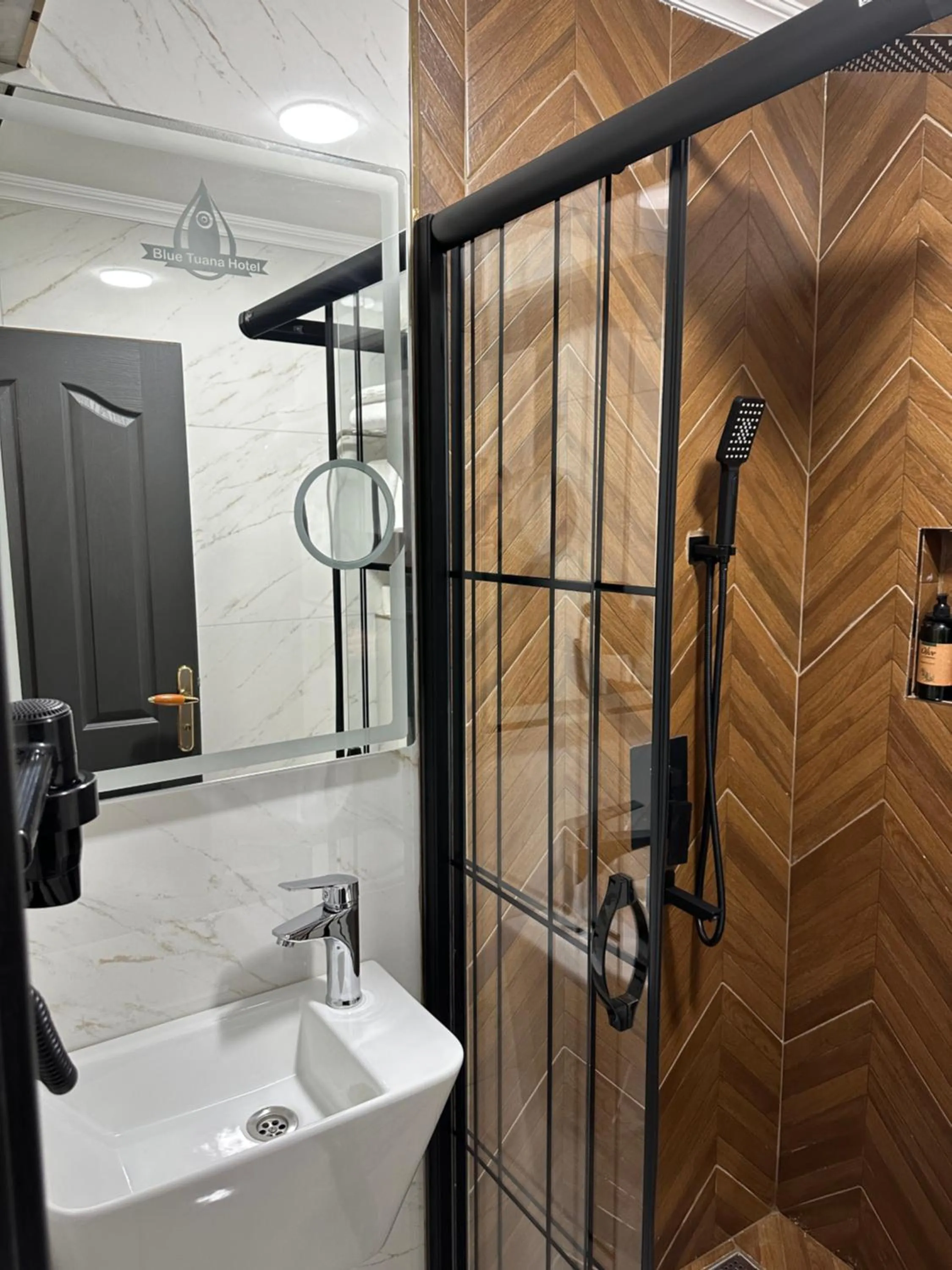 Shower in Blue Tuana Hotel Old City