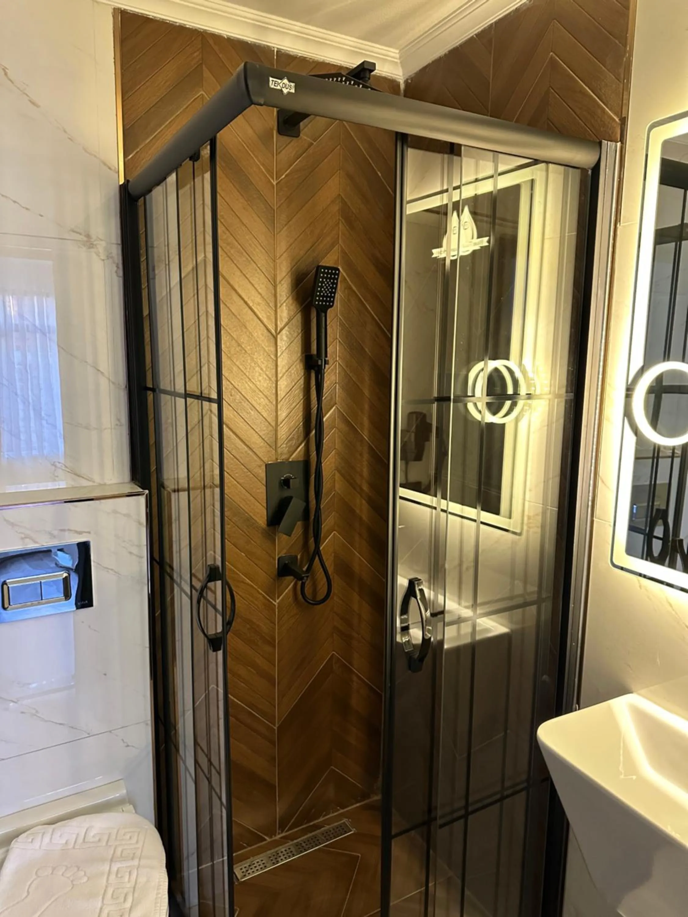 Shower in Blue Tuana Hotel Old City