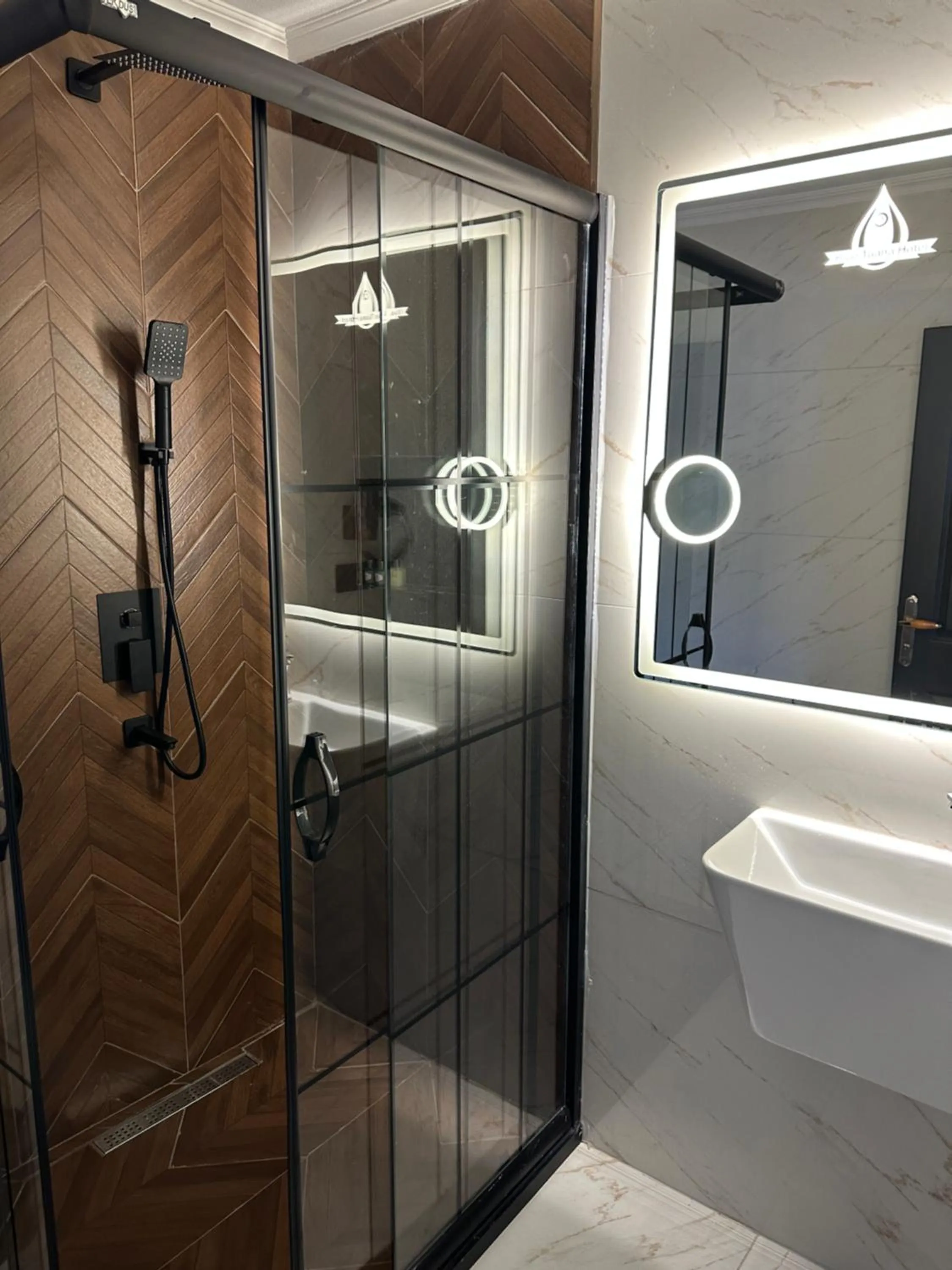 Shower in Blue Tuana Hotel Old City