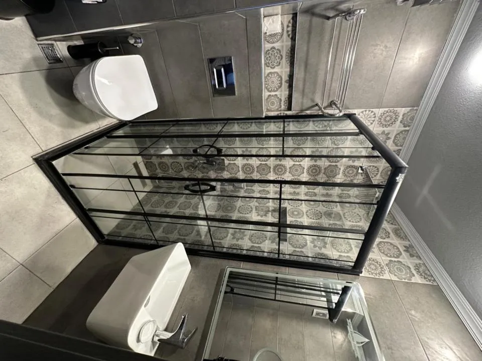 Shower in Blue Tuana Hotel Old City