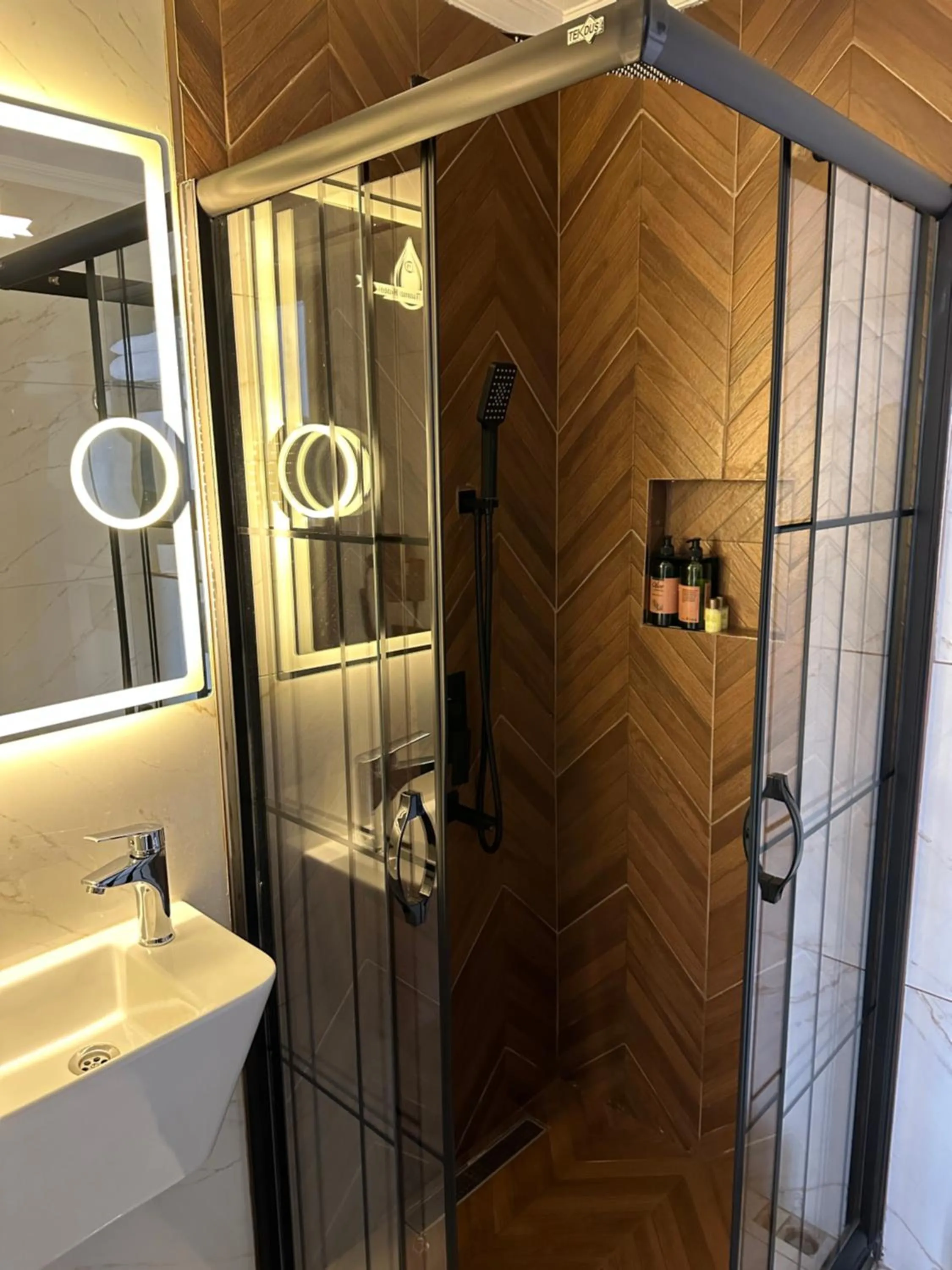 Shower in Blue Tuana Hotel Old City