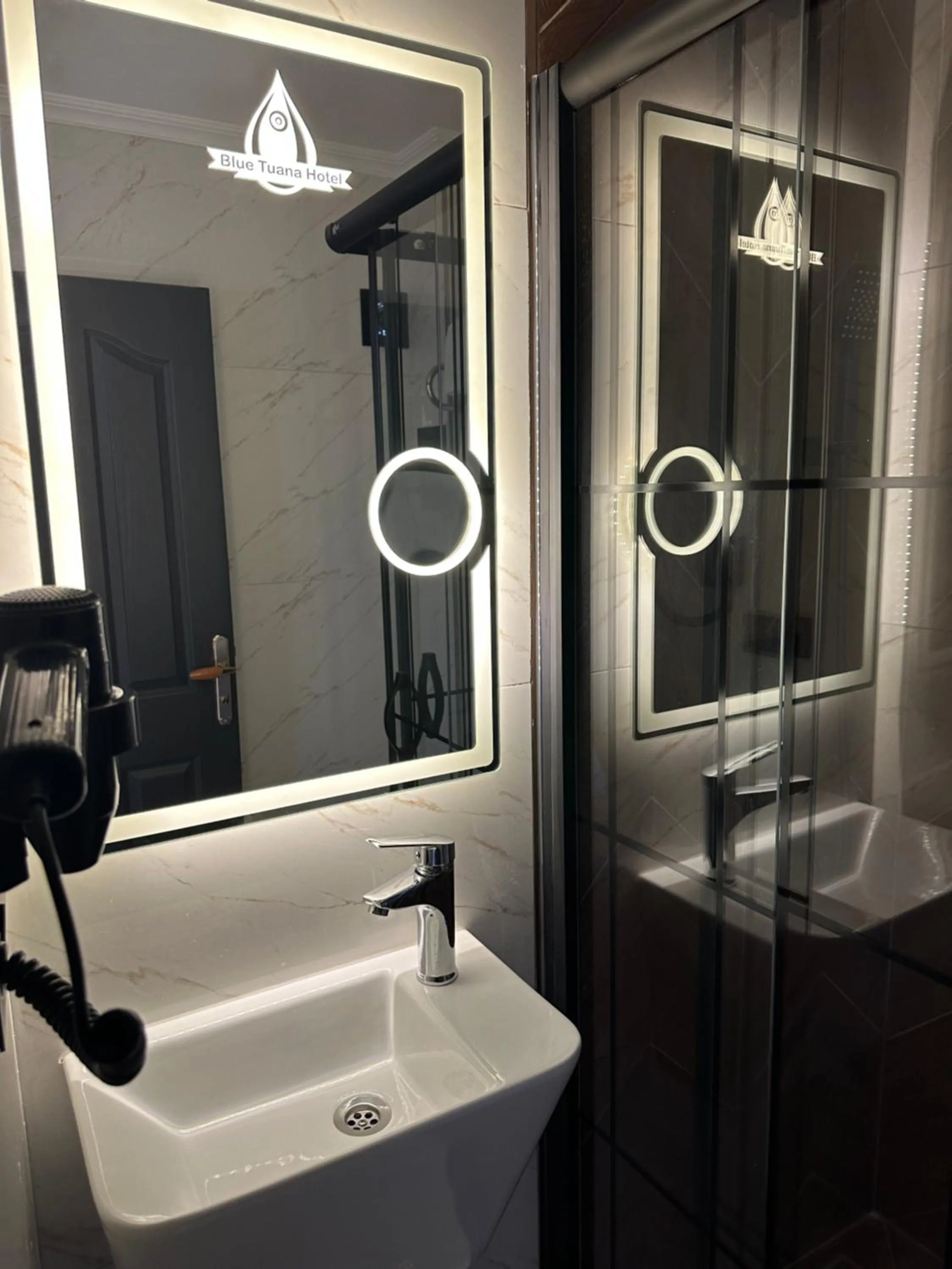 Shower in Blue Tuana Hotel Old City