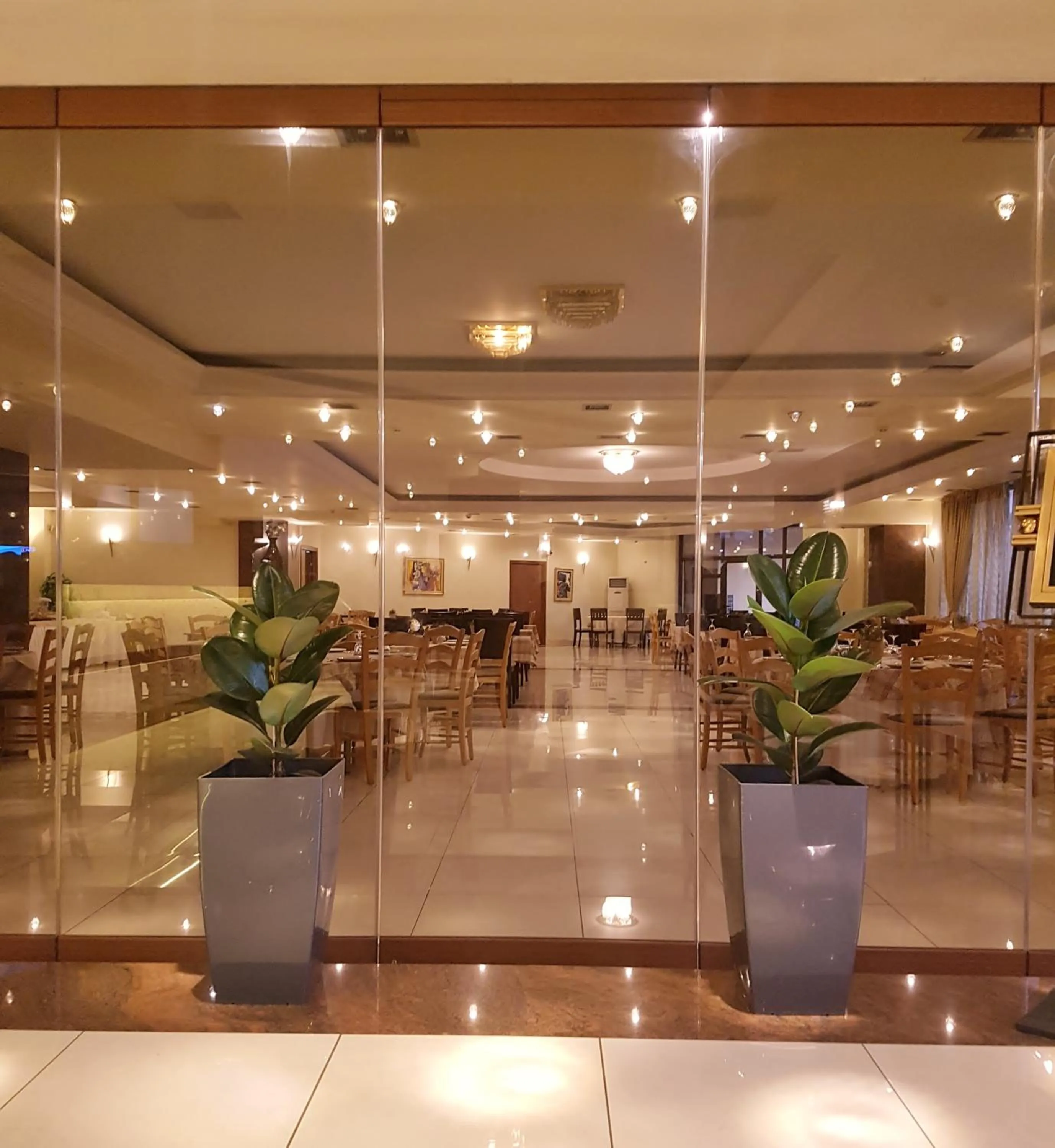 Restaurant/places to eat in Parnis Palace