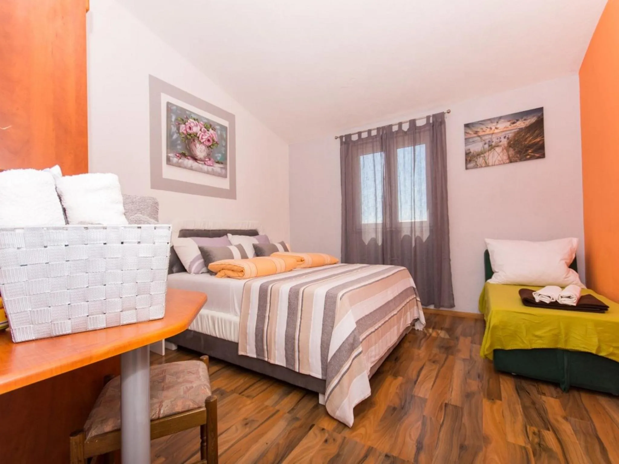 Living room, Bed in Villa Stil