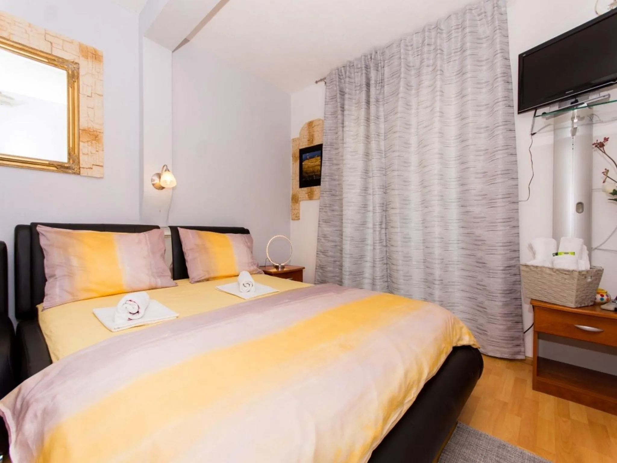 Bedroom, Bed in Villa Stil