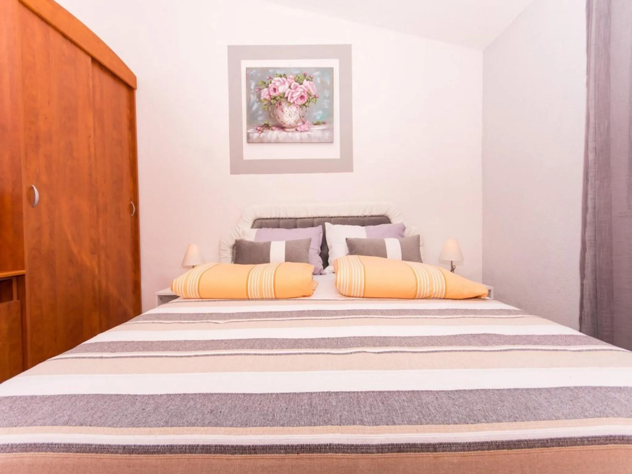 Bedroom, Bed in Villa Stil