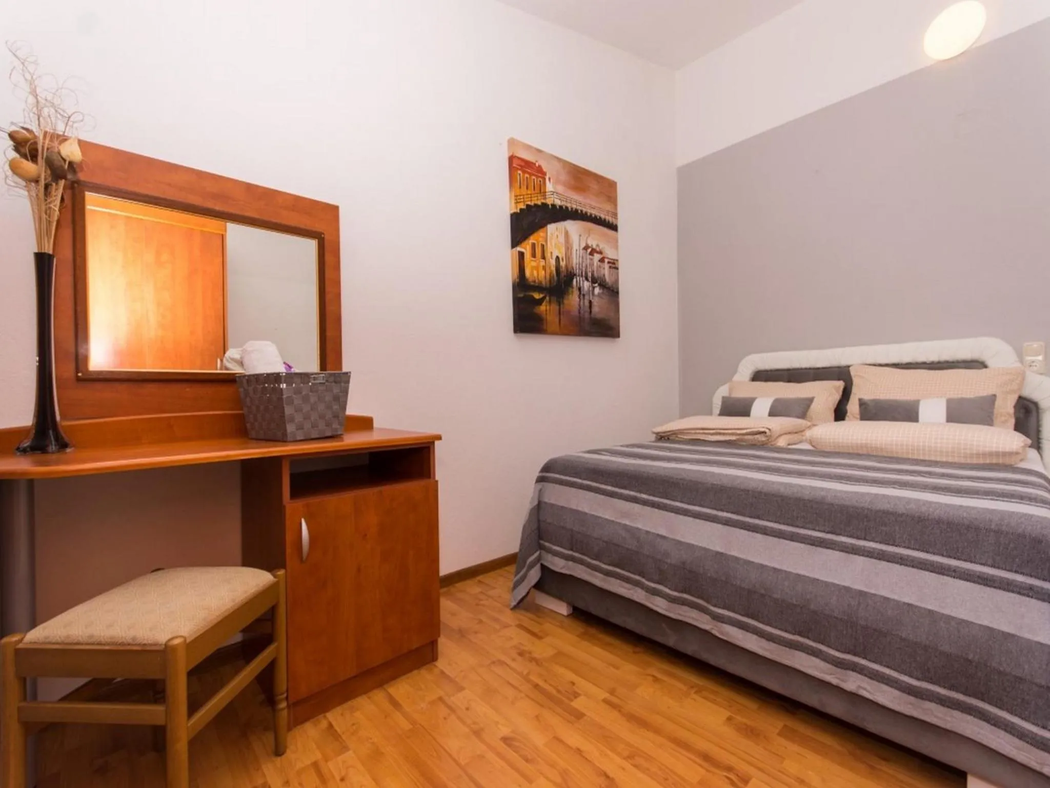 Bedroom, Bed in Villa Stil