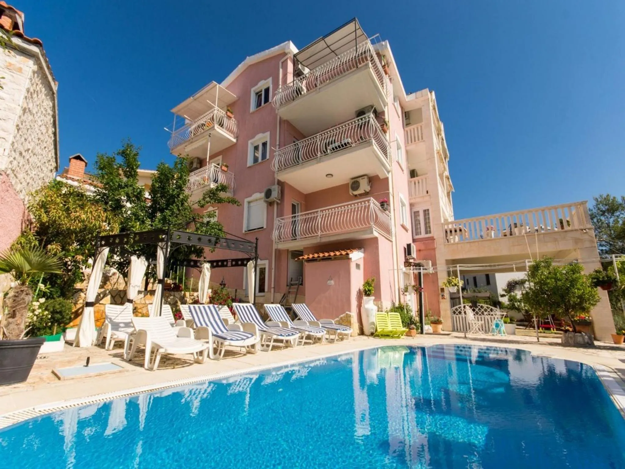 Swimming pool in Villa Stil