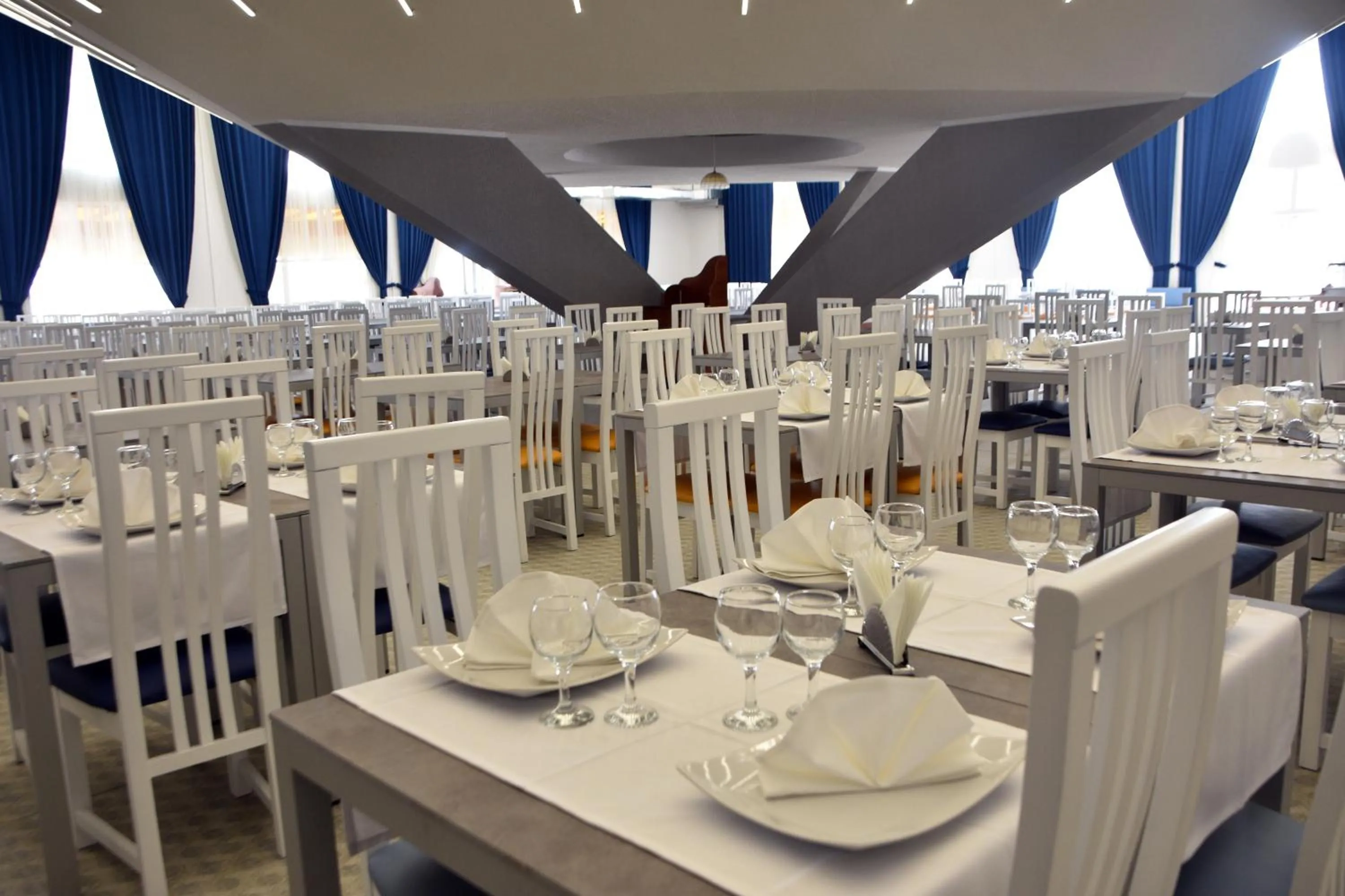 Restaurant/places to eat in Hotel Victoria