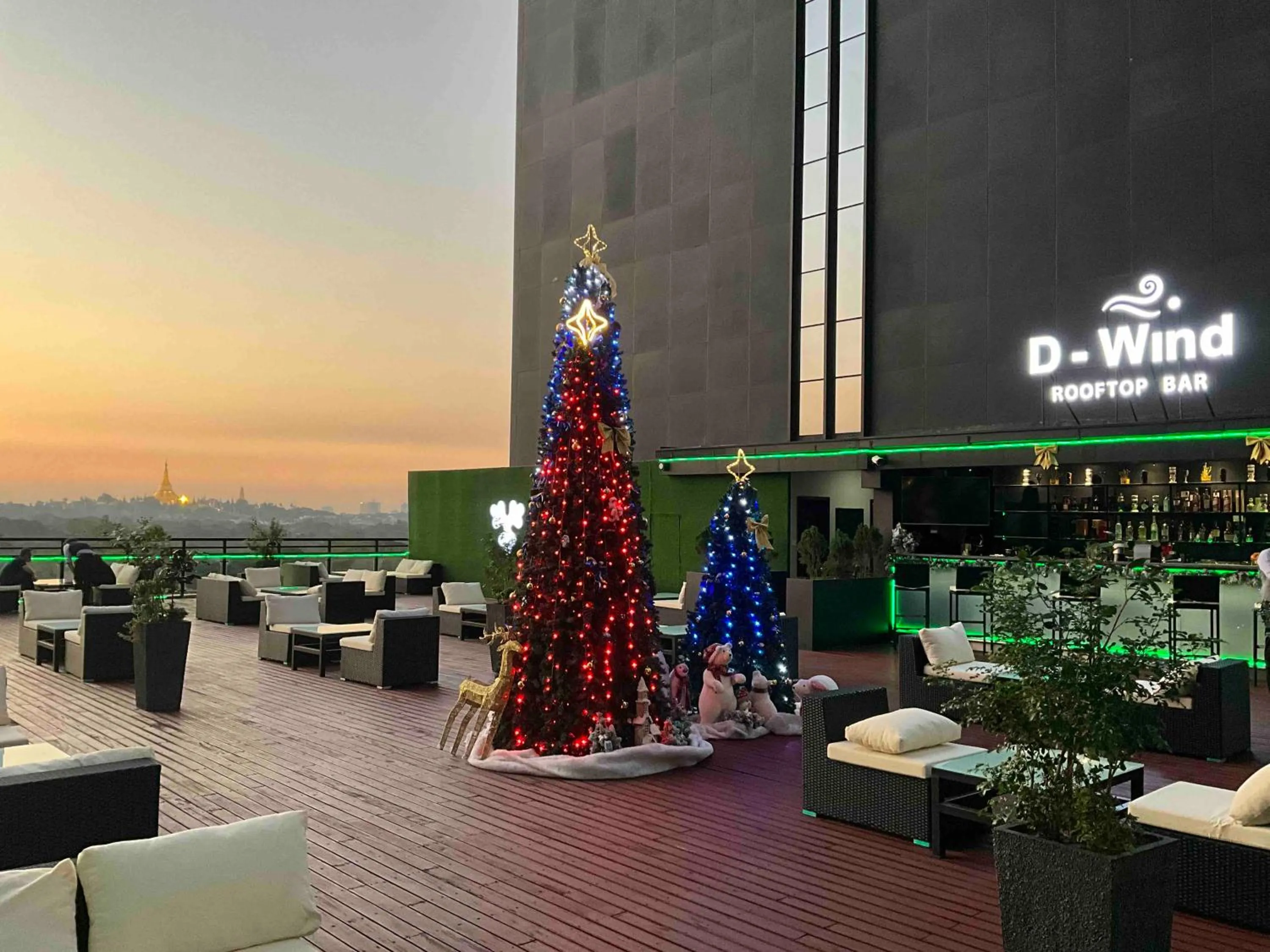 Lounge or bar in Wyndham Grand Yangon