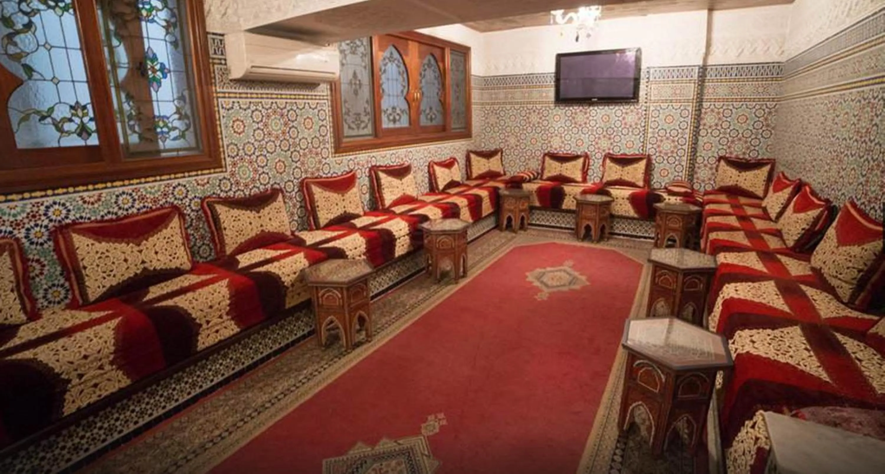 Communal lounge/ TV room in Hotel Moroccan House Casablanca