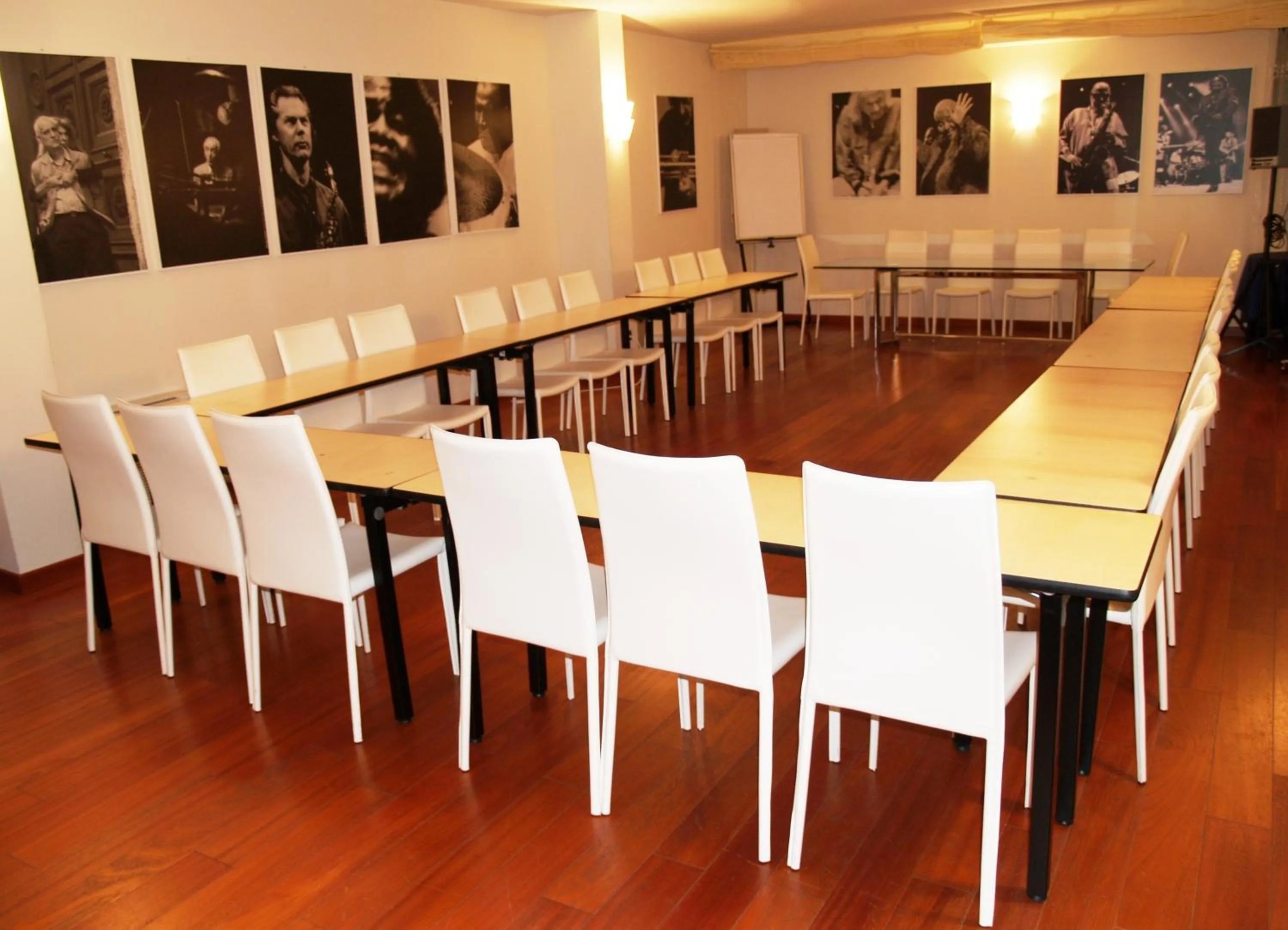 Business facilities in Deco Hotel