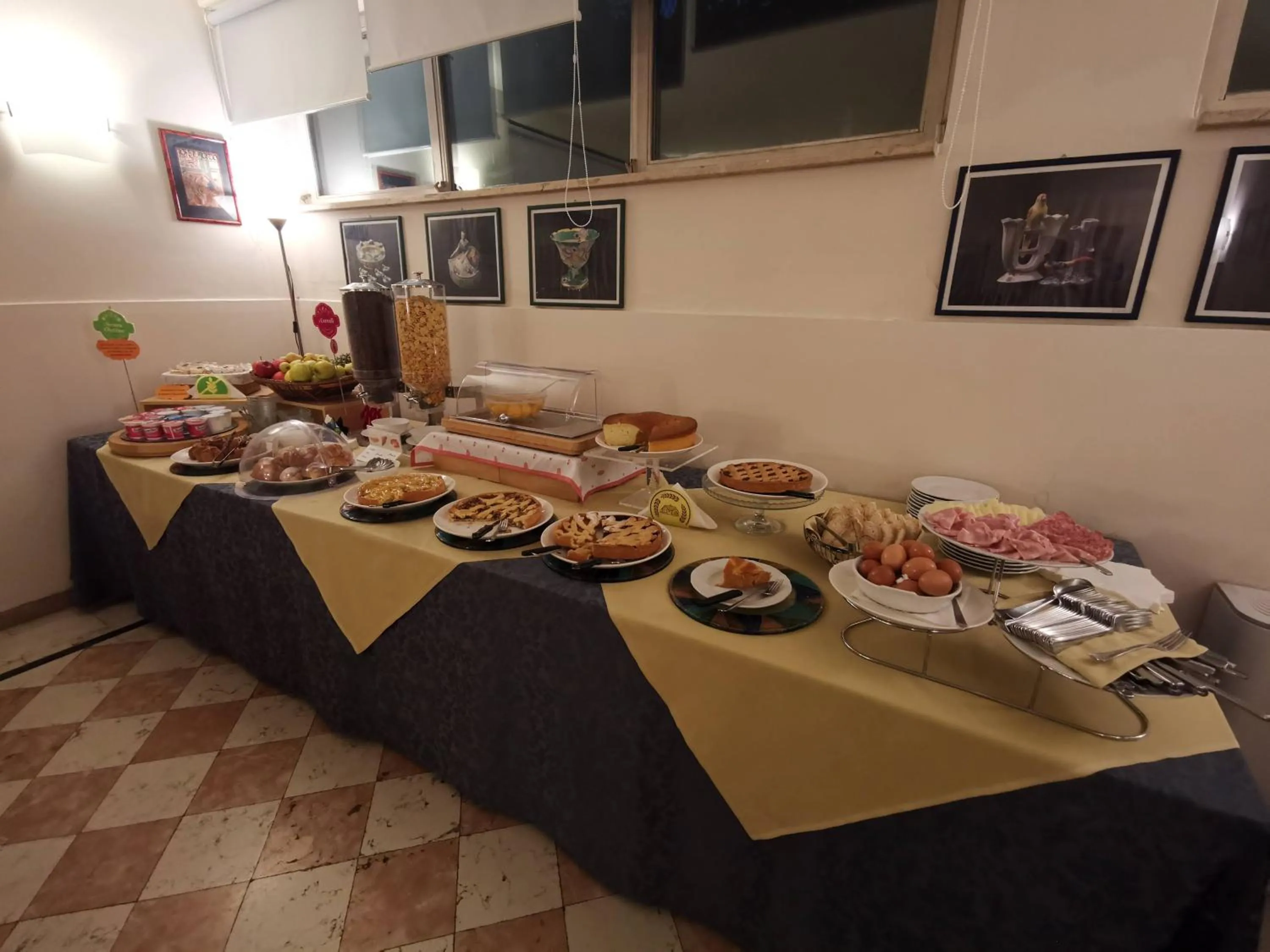 Breakfast in Deco Hotel