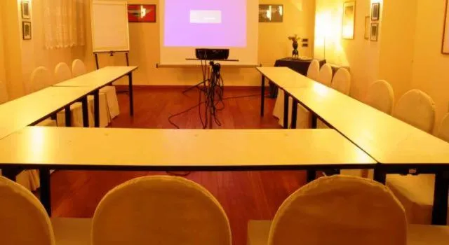 Business facilities in Deco Hotel