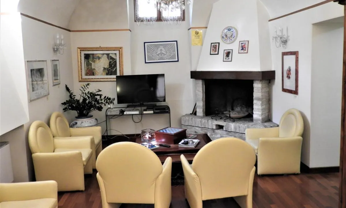 Communal lounge/ TV room in Deco Hotel