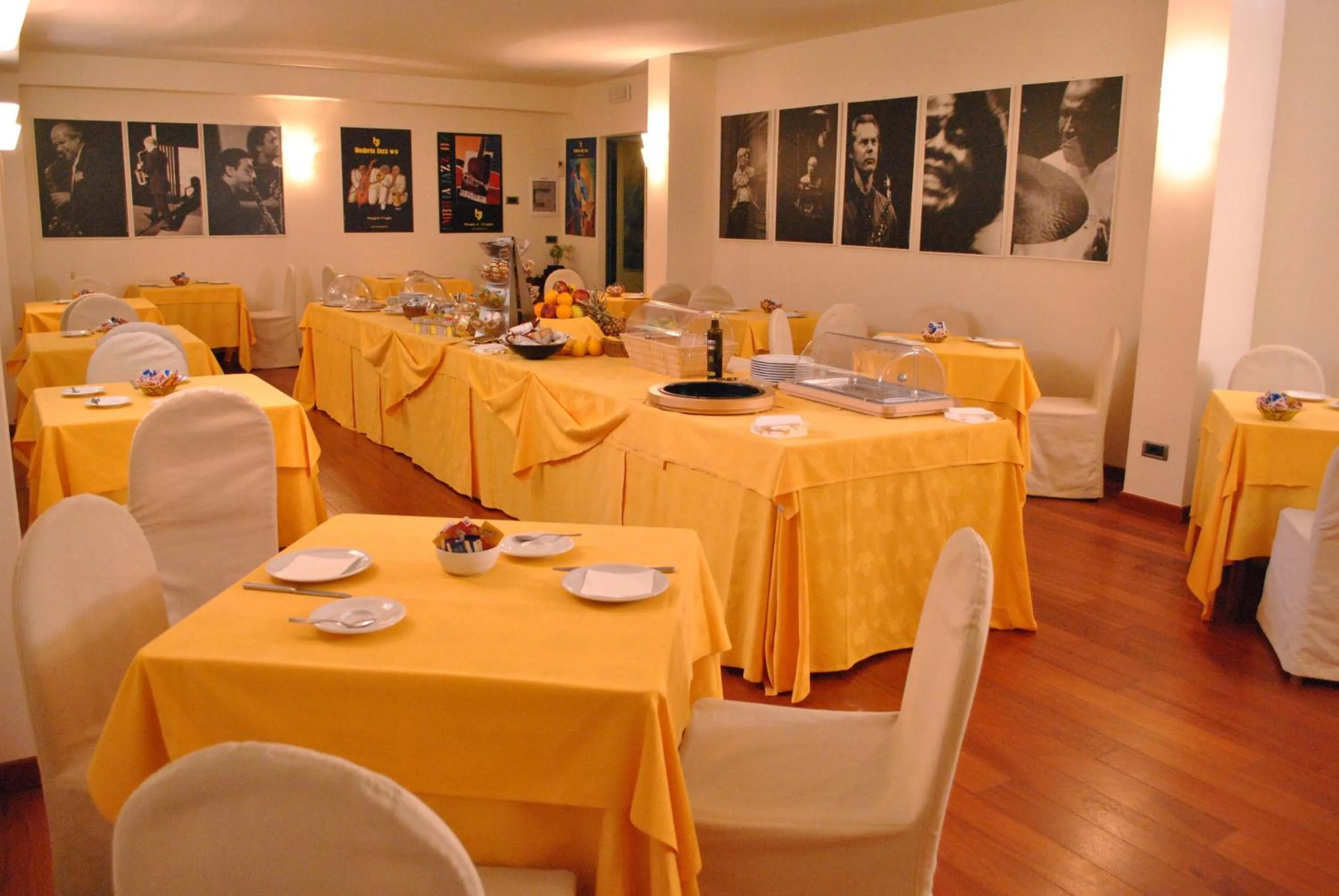 Restaurant/places to eat in Deco Hotel