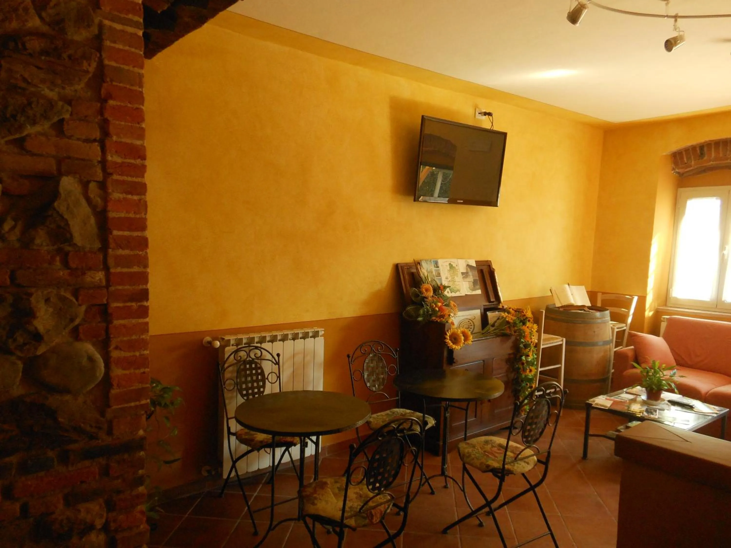 Communal lounge/ TV room in B&B La Corte