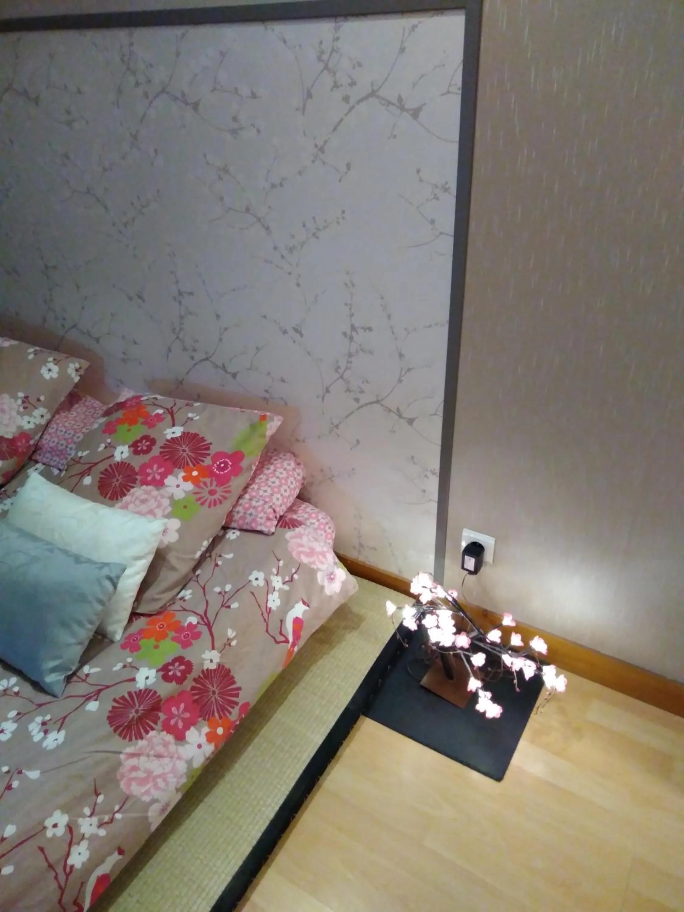 Decorative detail, Bed in les tourterelles