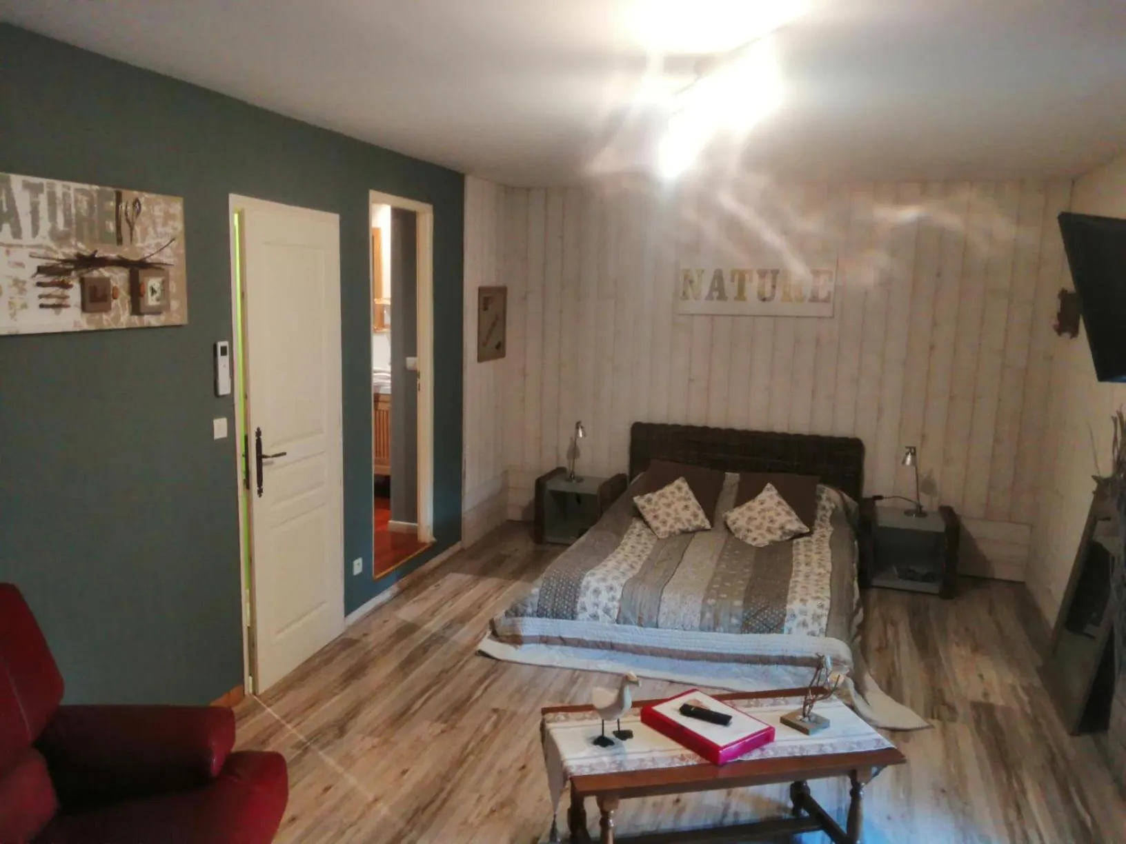 Bedroom, Bed in les tourterelles