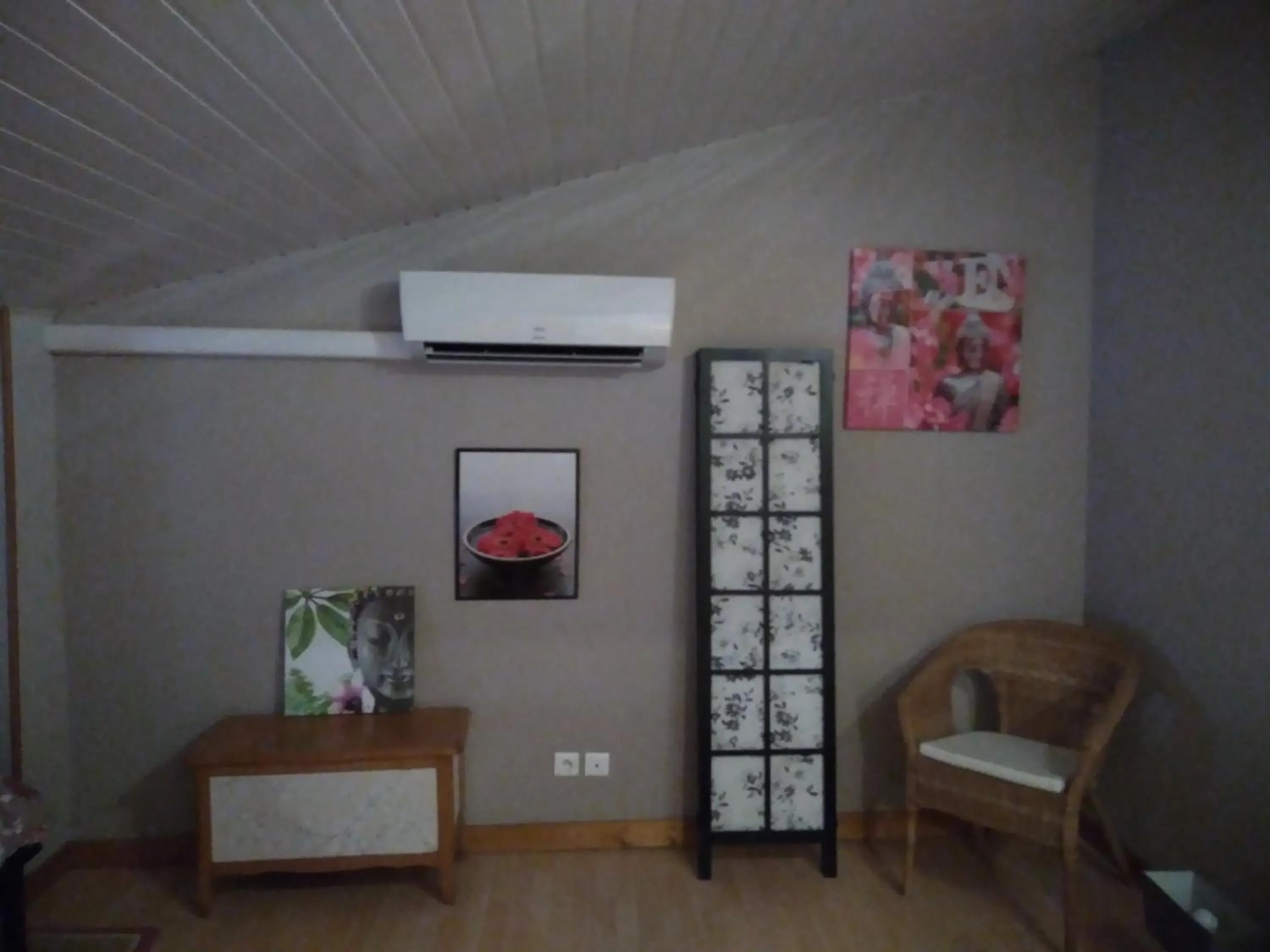 Decorative detail in les tourterelles